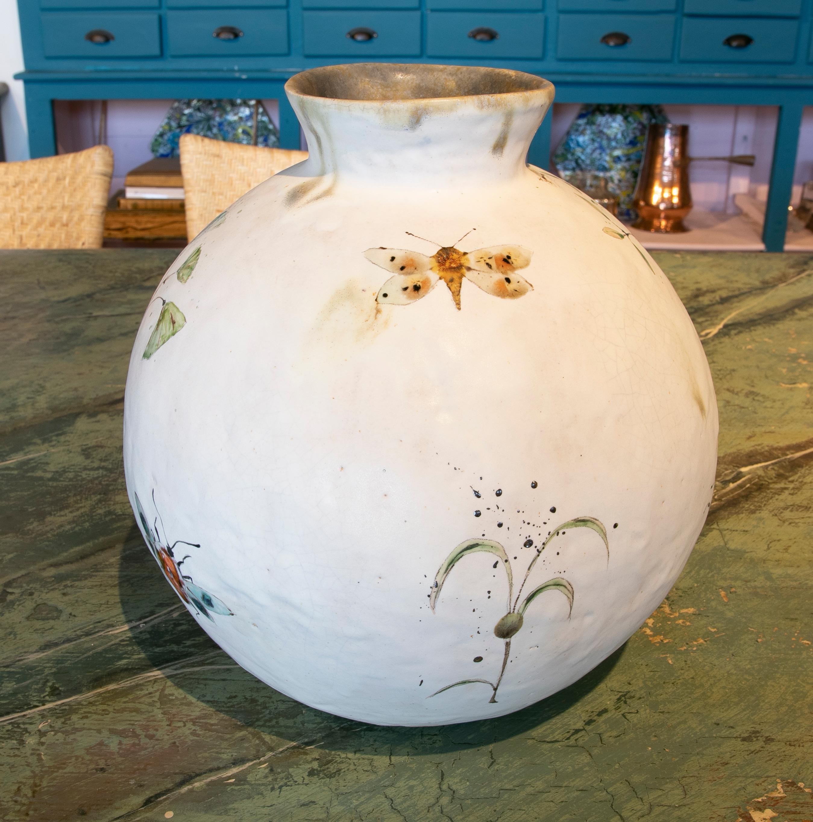 Round-shaped vase in hand-painted ceramic with insects.