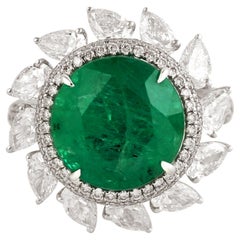 Runder sambischer Smaragd-Cocktailring mit birnenförmigen Diamanten