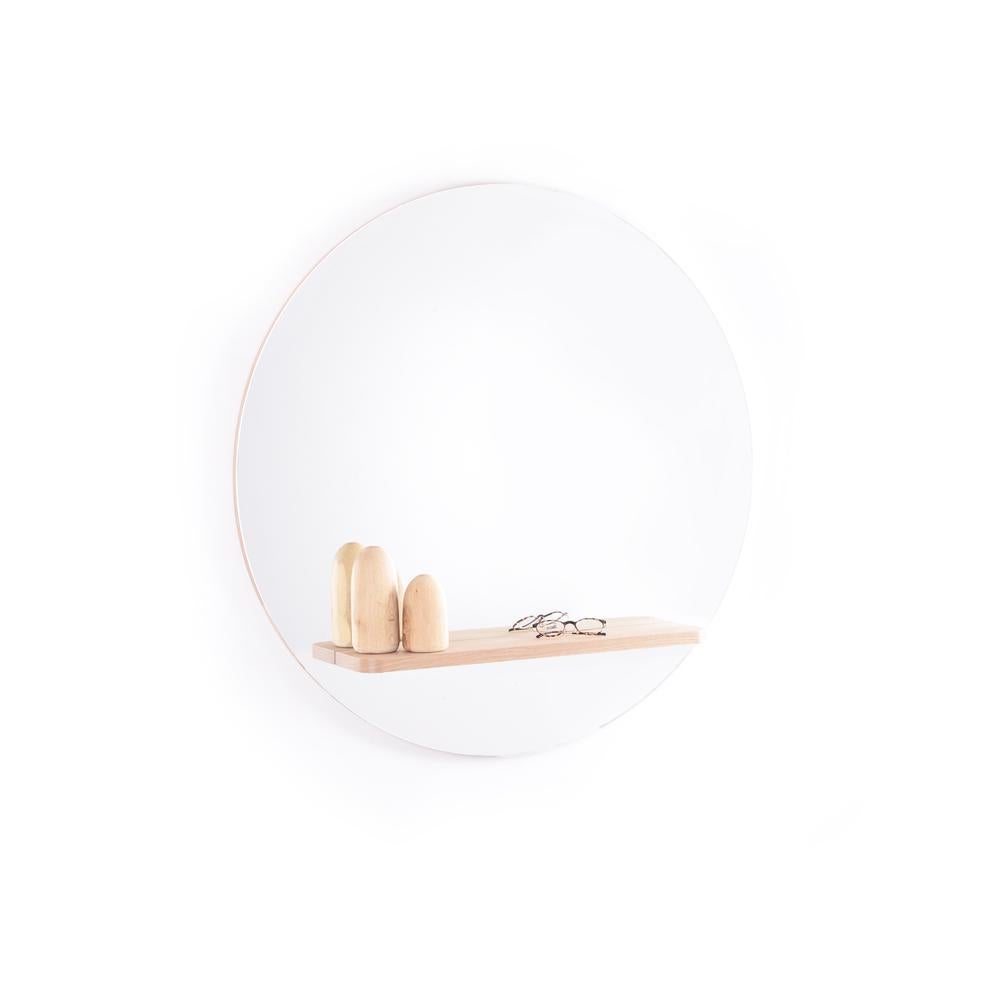 -Le miroir Ananas avec étagère, qui présente un design circulaire simple et est surmonté d'une étagère en bois de chêne fabriquée à la main, peut convenir dans votre couloir, votre salle de bains ou au-dessus de votre canapé.
--Dans la conception de