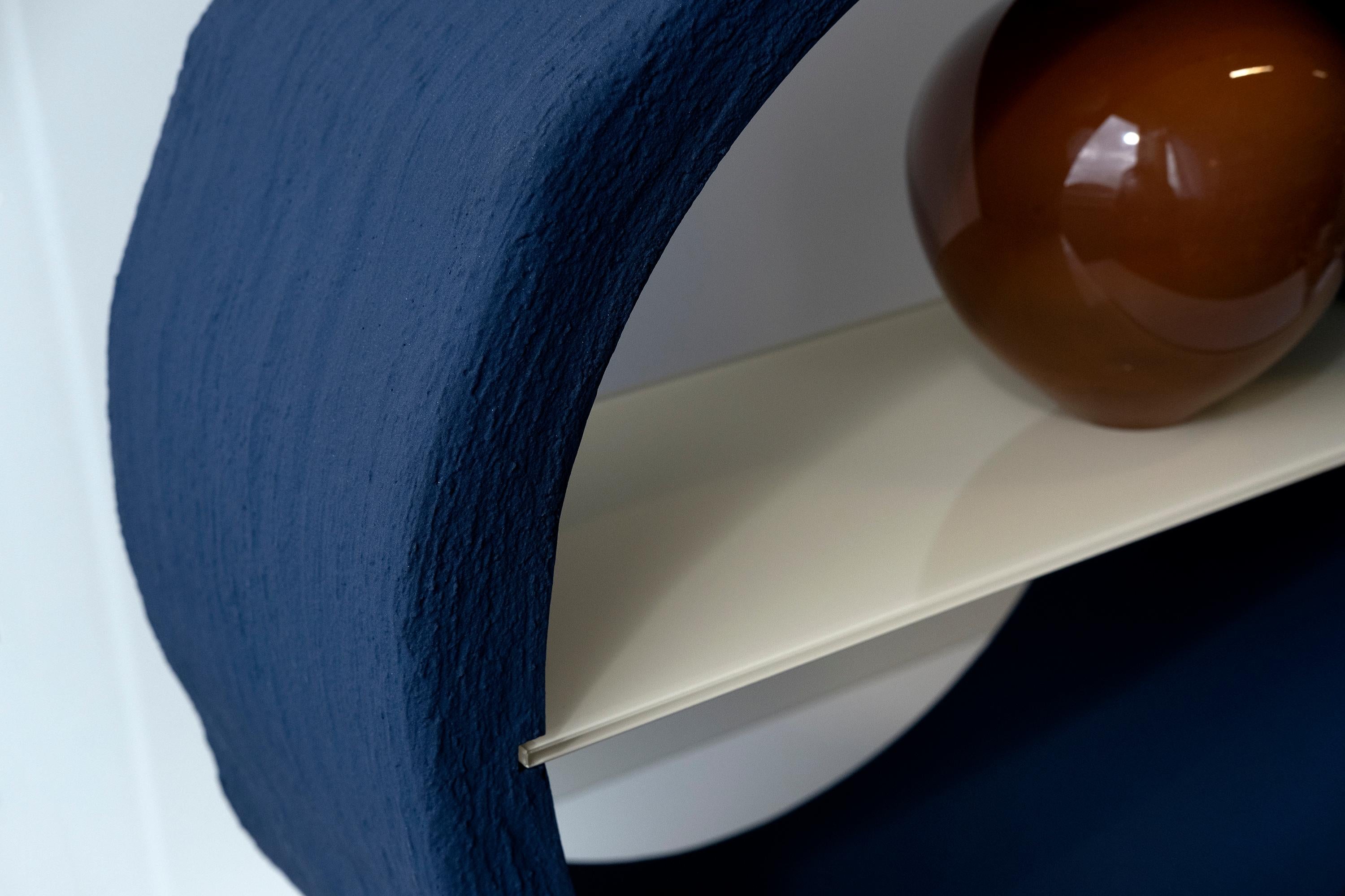 Moderne Étagère ronde avec finition bleue mate, verre coloré, d'Erik Olovsson en vente