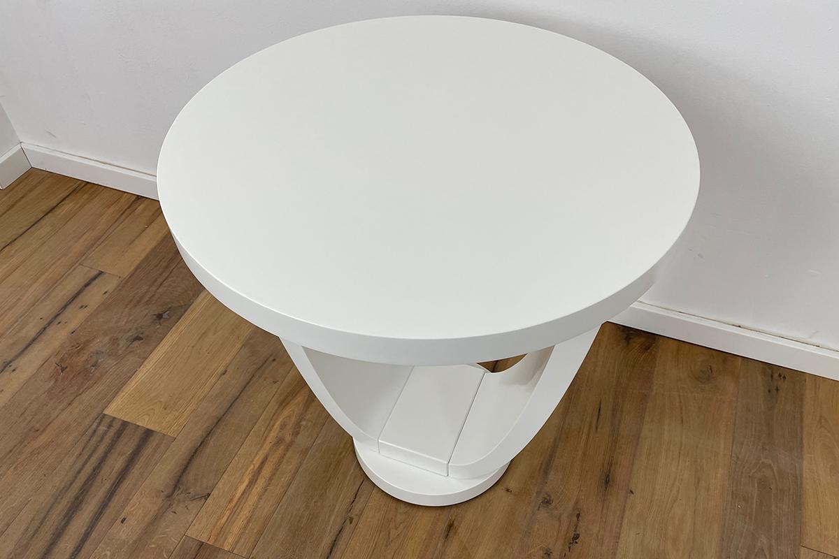 Carved Round Side Table Art Deco Style in White by Tischlerei Hänsdieke For Sale