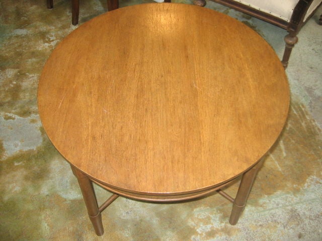 Schöner Tisch mit Querstreben und verlängerten Säulenbeinen. Original Ahorn-Finish.