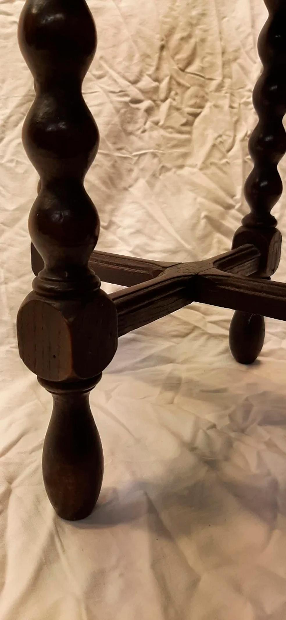 Dieser Tisch steht auf einem Sockel, der aus sechs gedrechselten Beinen und einer ebenfalls gedrechselten Sterntraverse besteht.


Runder antiker Tisch aus dem 19. Jahrhundert. Holz mit Klöppelbeinen.






 