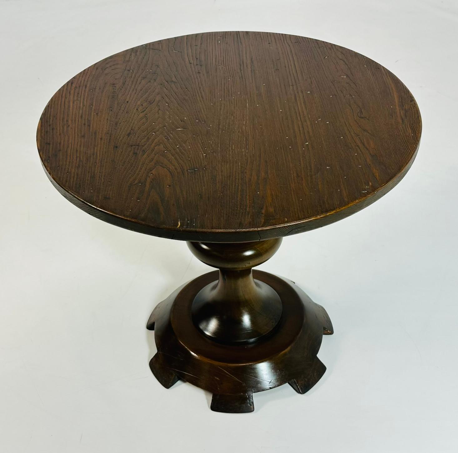 Verleihen Sie Ihrem Wohnbereich einen Hauch von Vintage-Charme mit diesem runden Beistelltisch aus Massivholz von Raymond Enkeboll, USA 1940er Jahre. Dieser Tisch aus hochwertigem Holz hat eine runde Platte und ein wunderschönes Untergestell, das