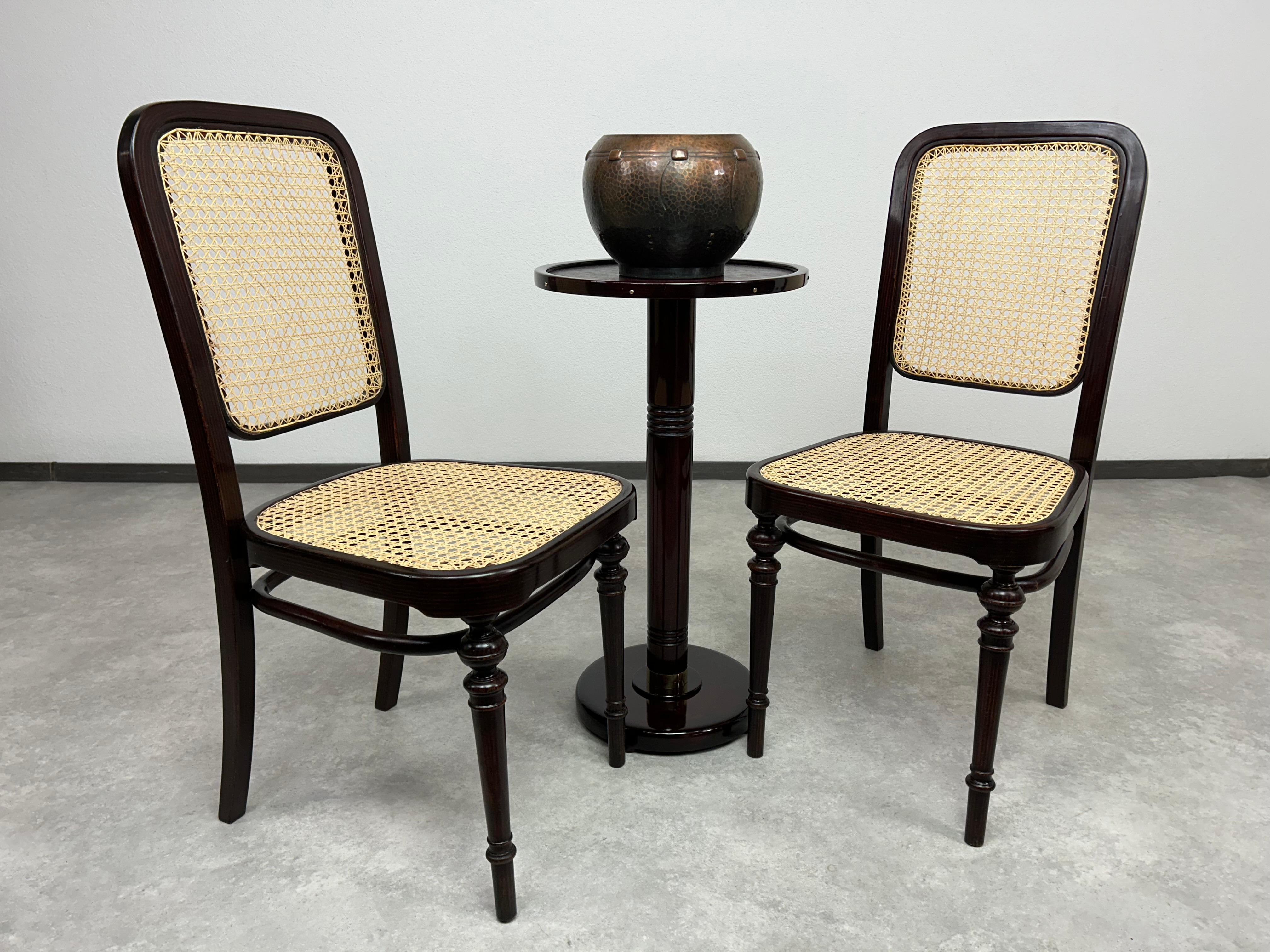 Table d'appoint ronde de Thonet. Teinté et repoli par des professionnels.