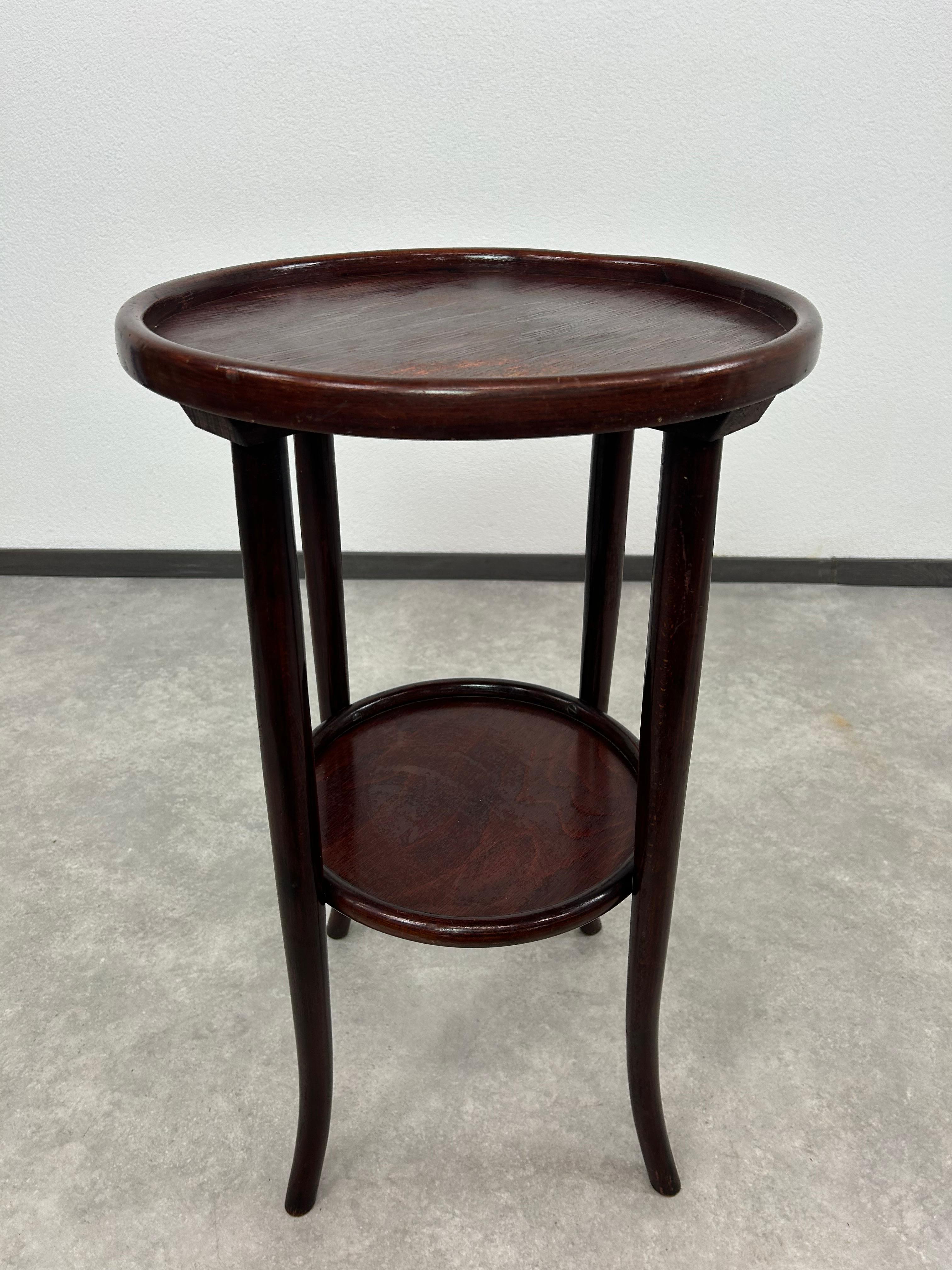 Runder Beistelltisch von Thonet in sehr schönem Originalzustand mit Gebrauchsspuren.
