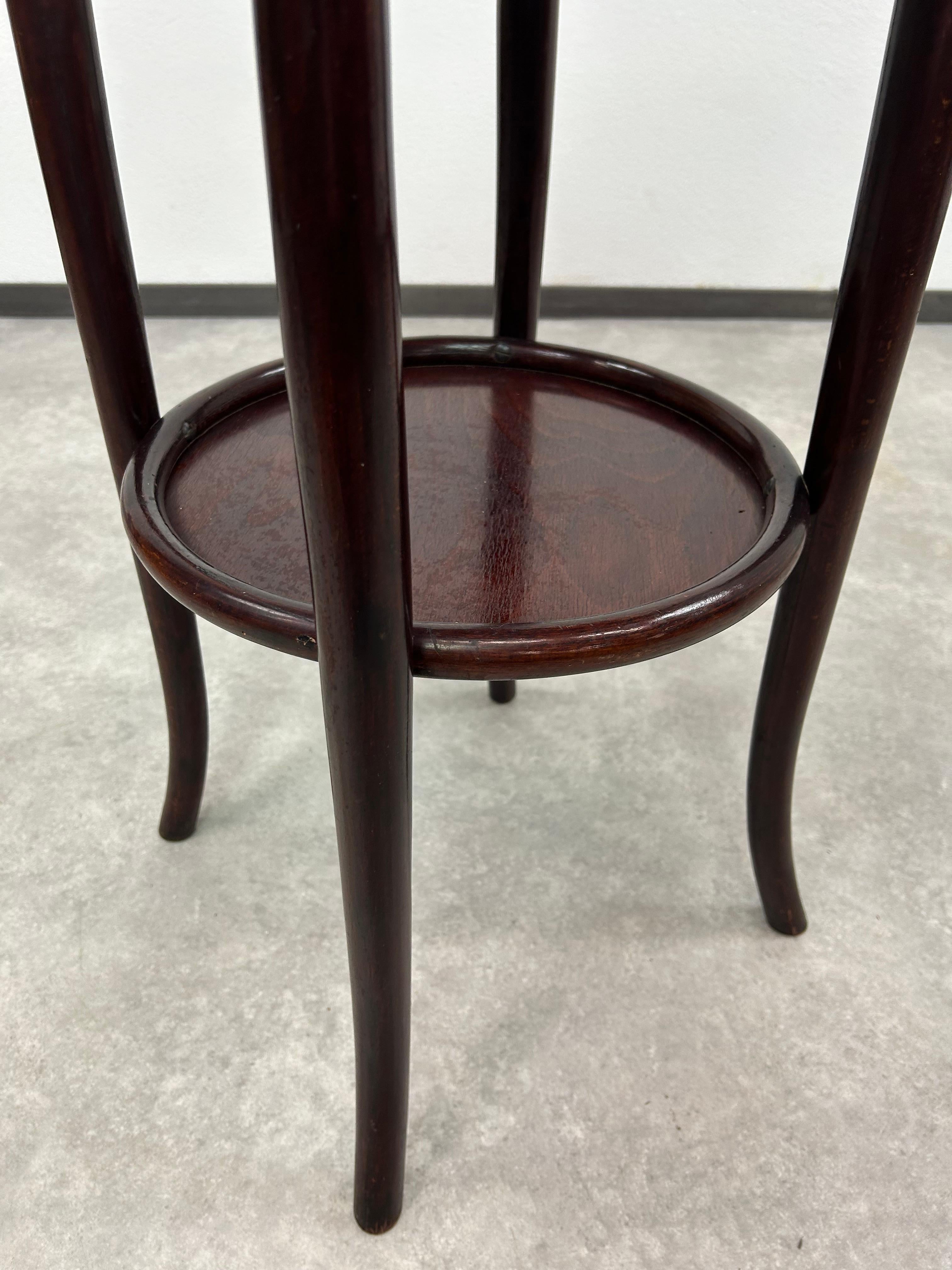 Runder Beistelltisch von Thonet im Zustand „Gut“ im Angebot in Banská Štiavnica, SK