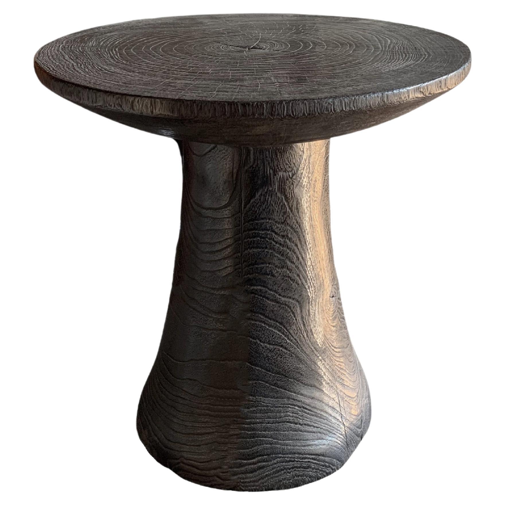 Table d'appoint ronde fabriquée en bois de Mango et finition brûlée