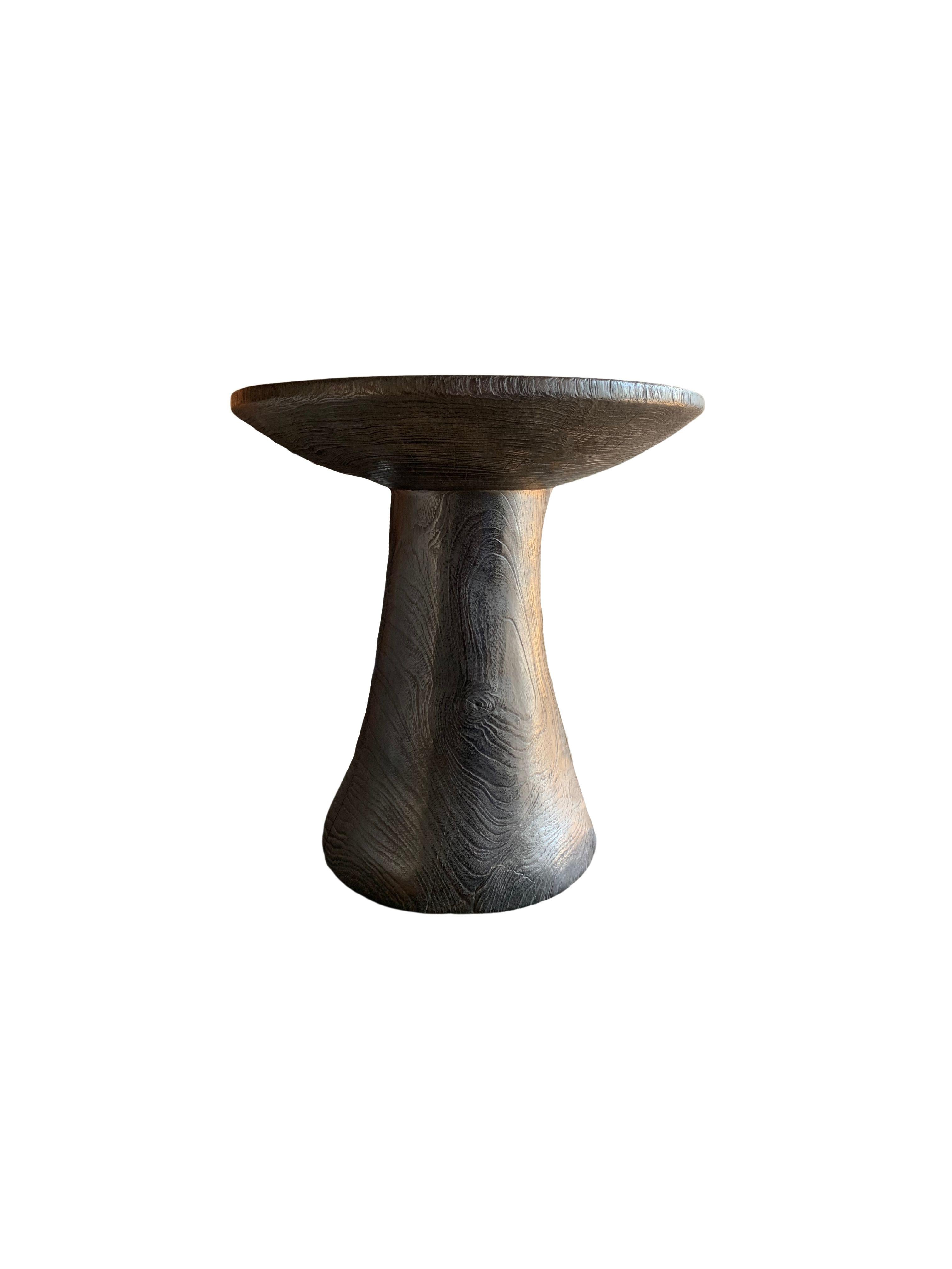 Mesa auxiliar redonda de madera de teca, acabado quemado, moderna y orgánica Moderno orgánico en venta