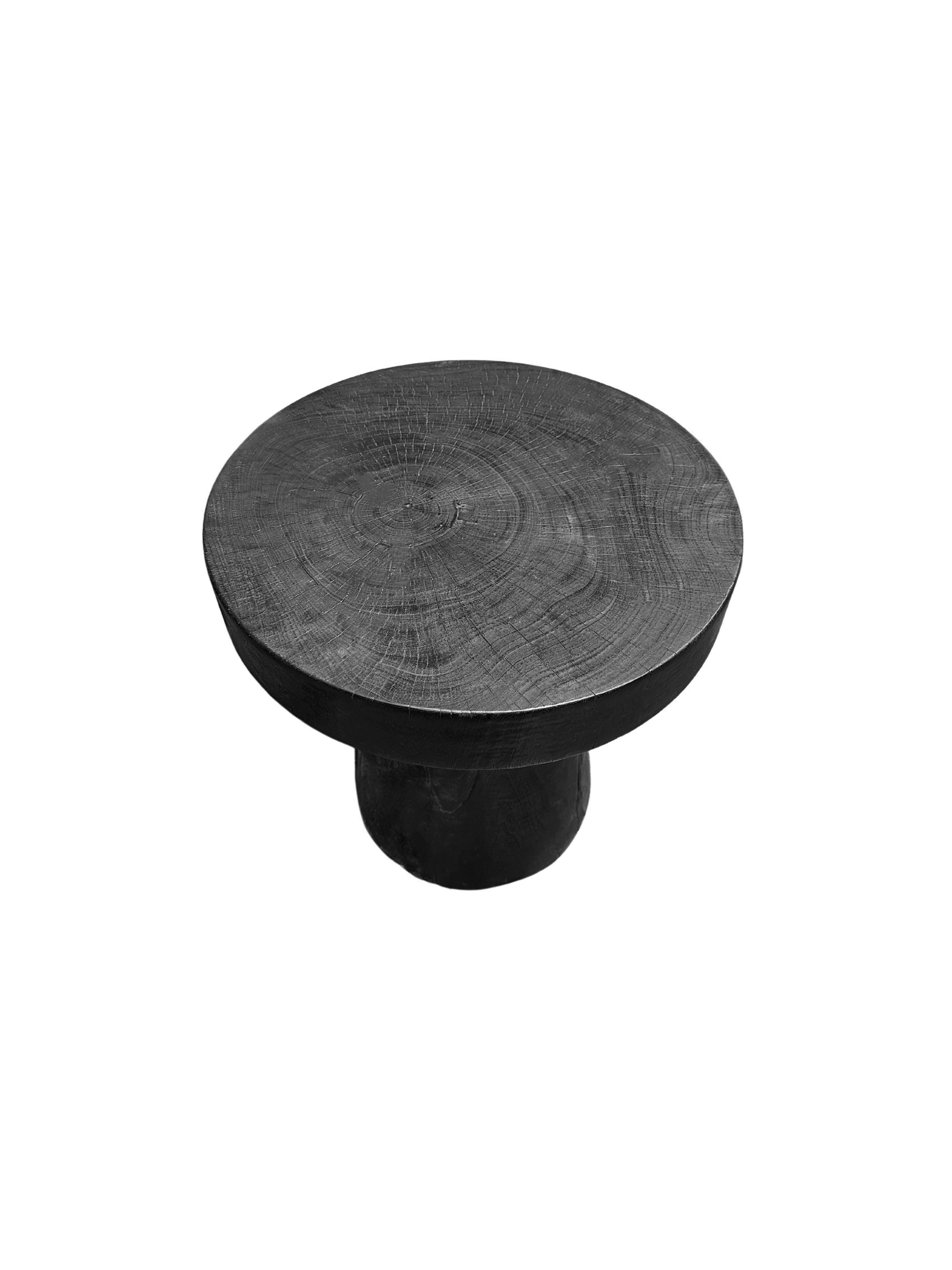 Indonésien Table d'appoint ronde fabriquée à partir de bois de Mango finition brûlée en vente