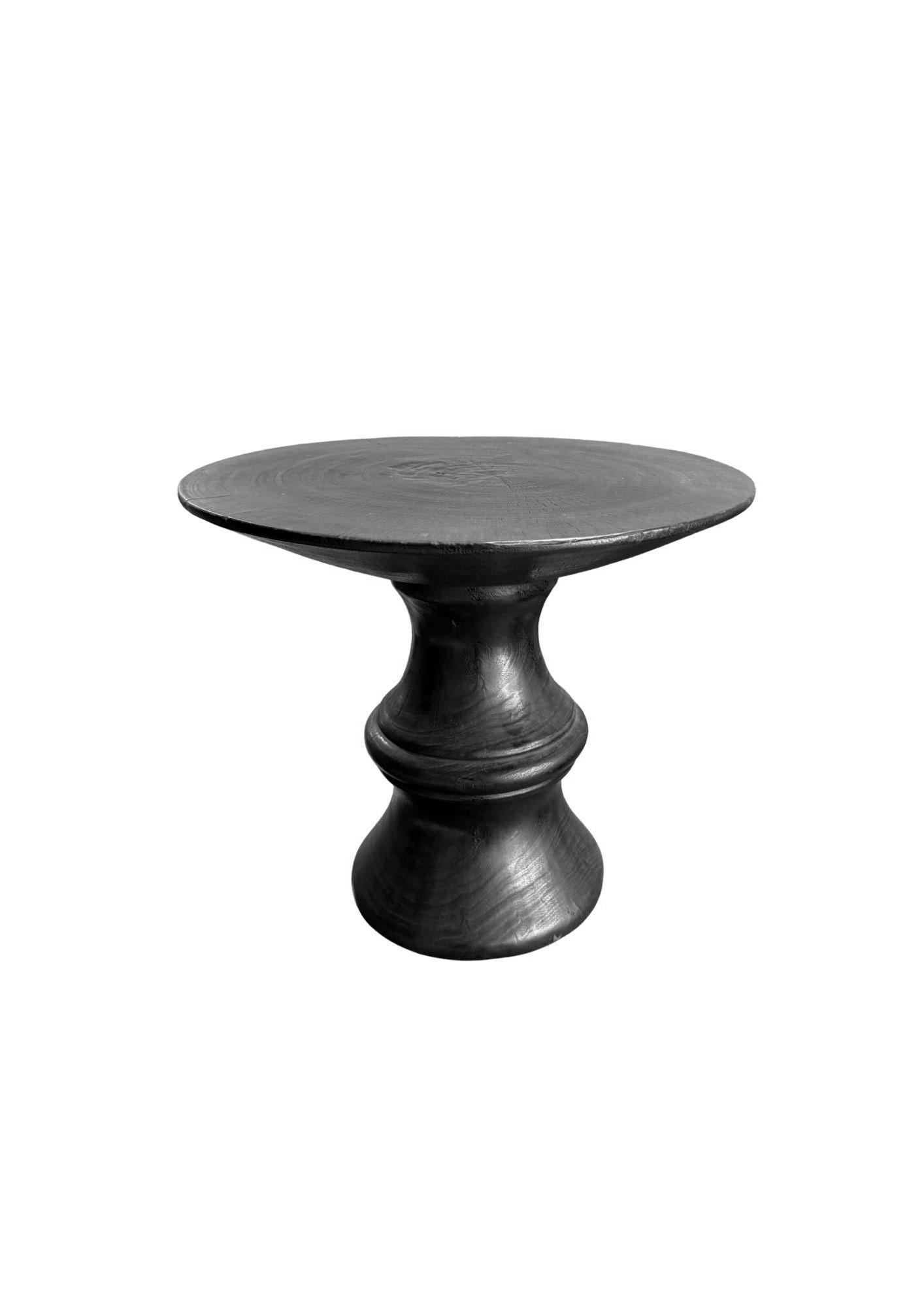 Mesa Auxiliar Redonda de Madera de Mango Acabado Quemado Indonesio en venta