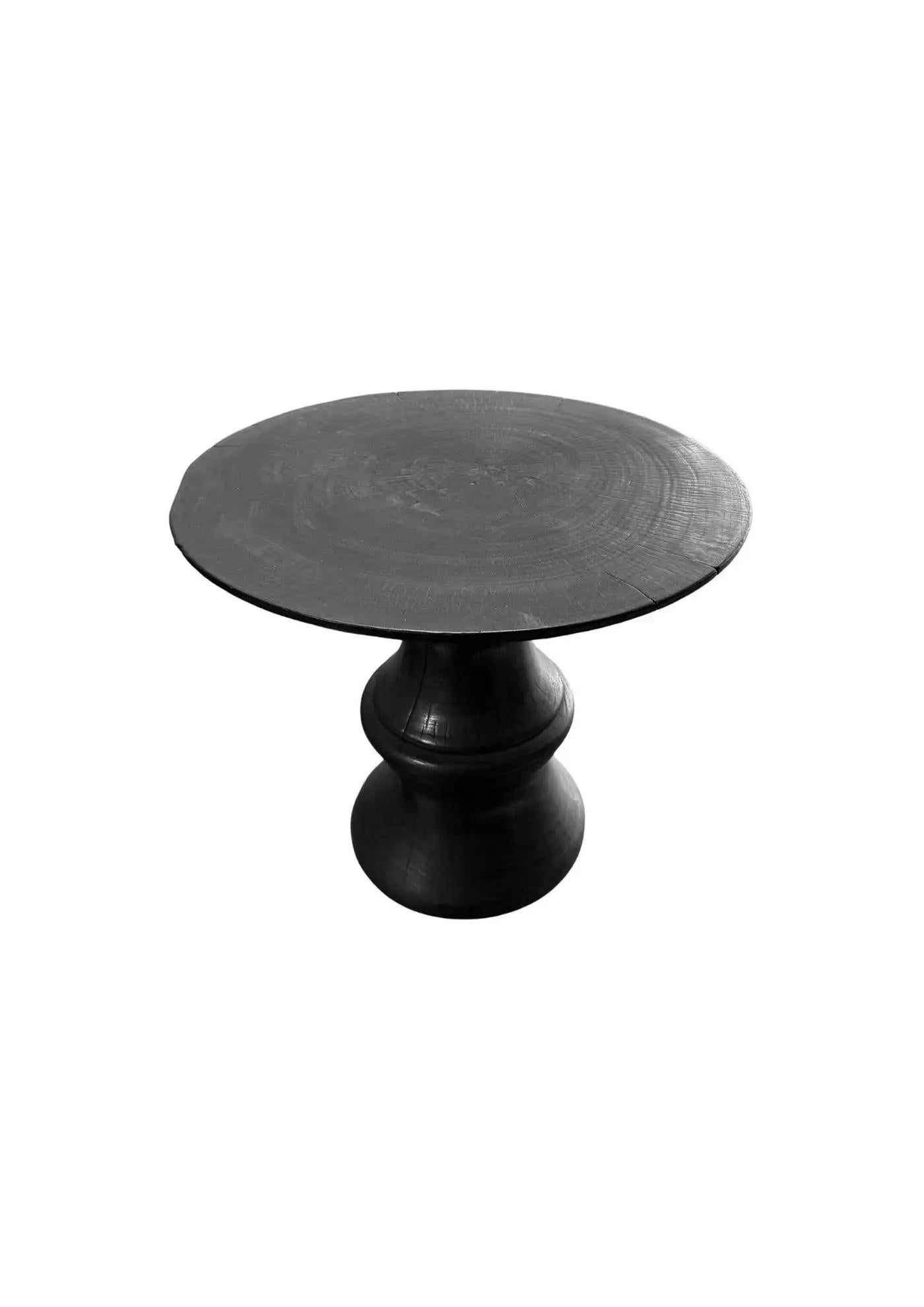 Fait main Round Side Table Crafted from Mango Wood Burnt Finish en vente