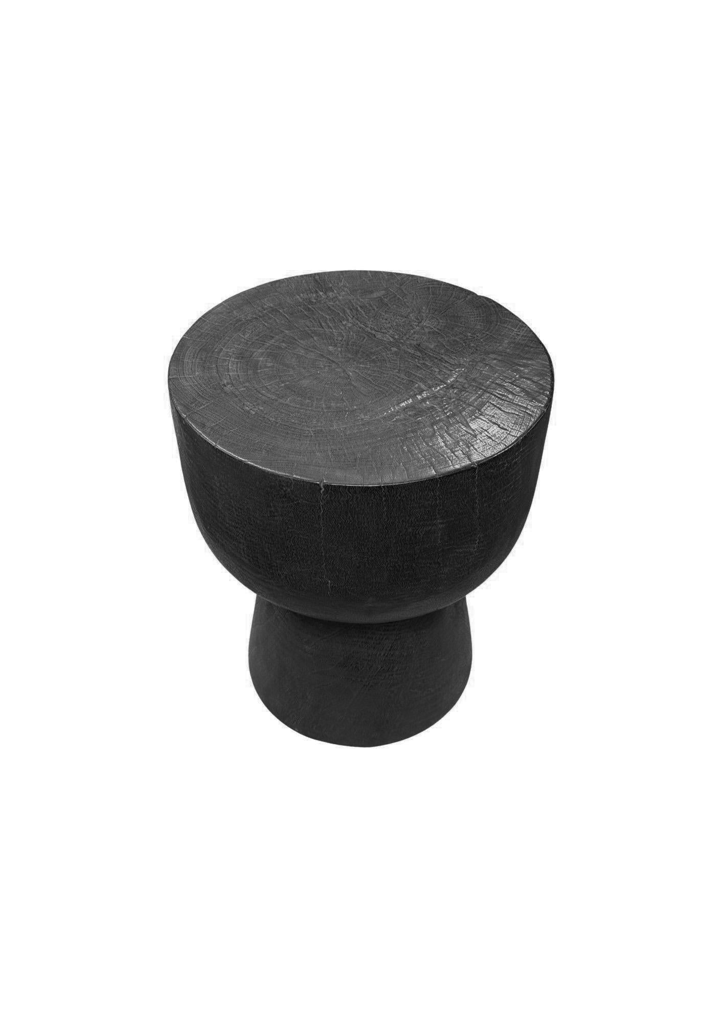 Indonésien Table d'appoint ronde en bois de manguier, finition brûlée Modern Organic en vente