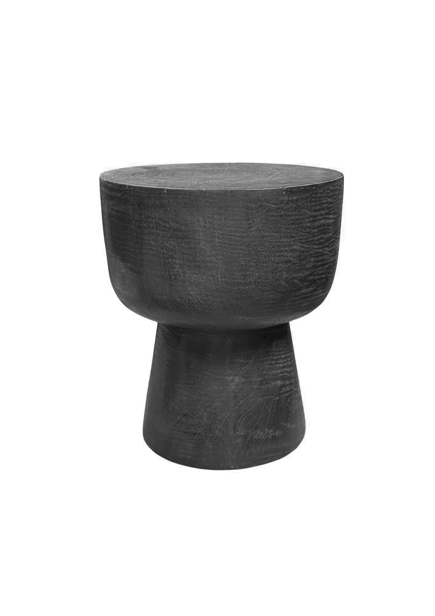 Fait main Table d'appoint ronde en bois de manguier, finition brûlée Modern Organic en vente