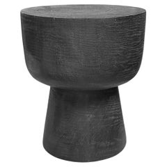 Runder Beistelltisch aus Mangoholz, gebranntes Finish Modern Organic