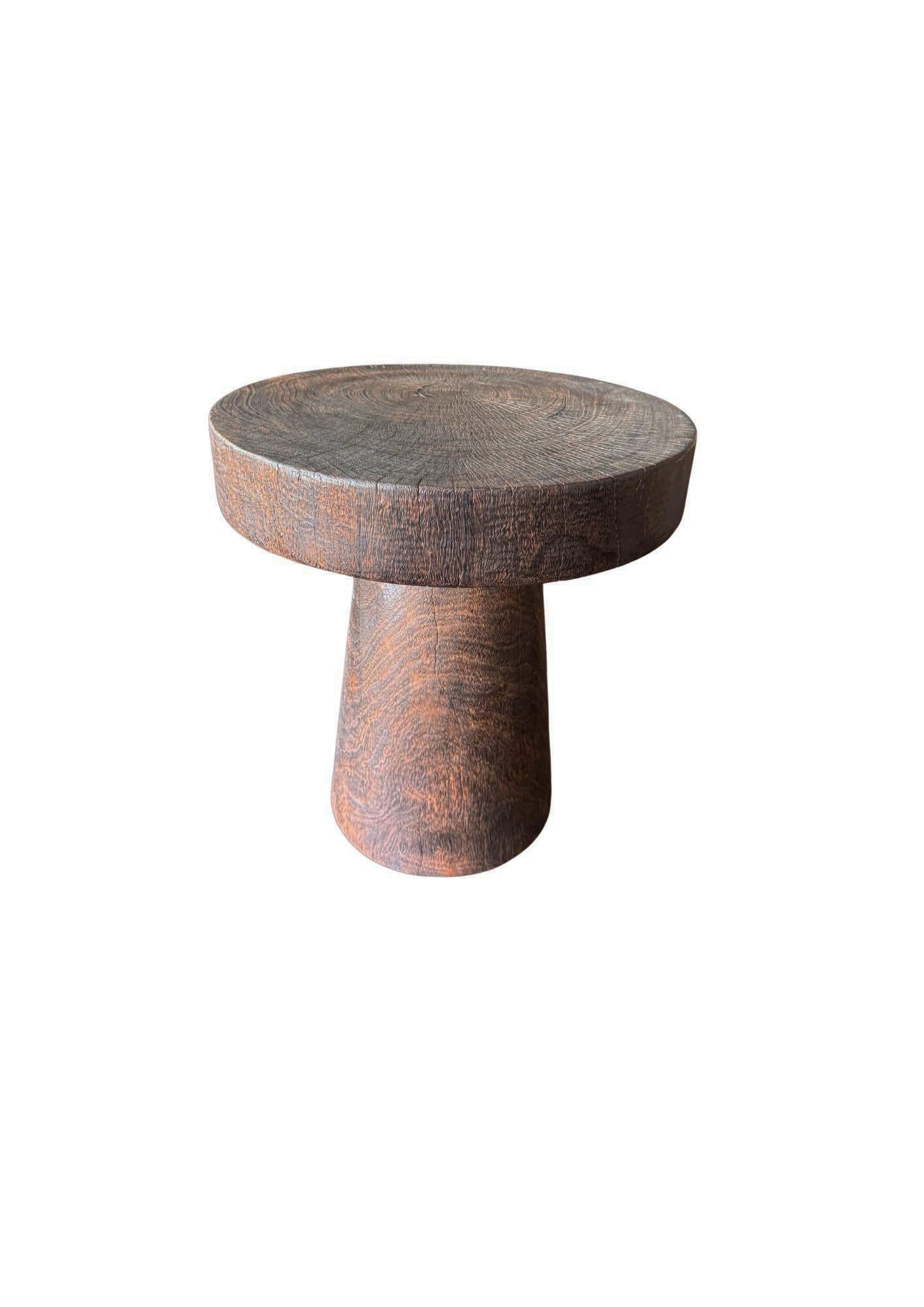 Fabriquée en bois massif de Suar, cette table ronde met en valeur la profondeur et le caractère captivants de l'art du bois naturel. Chaque pièce est soumise à un processus de combustion méticuleux répété plusieurs fois pour faire ressortir le grain