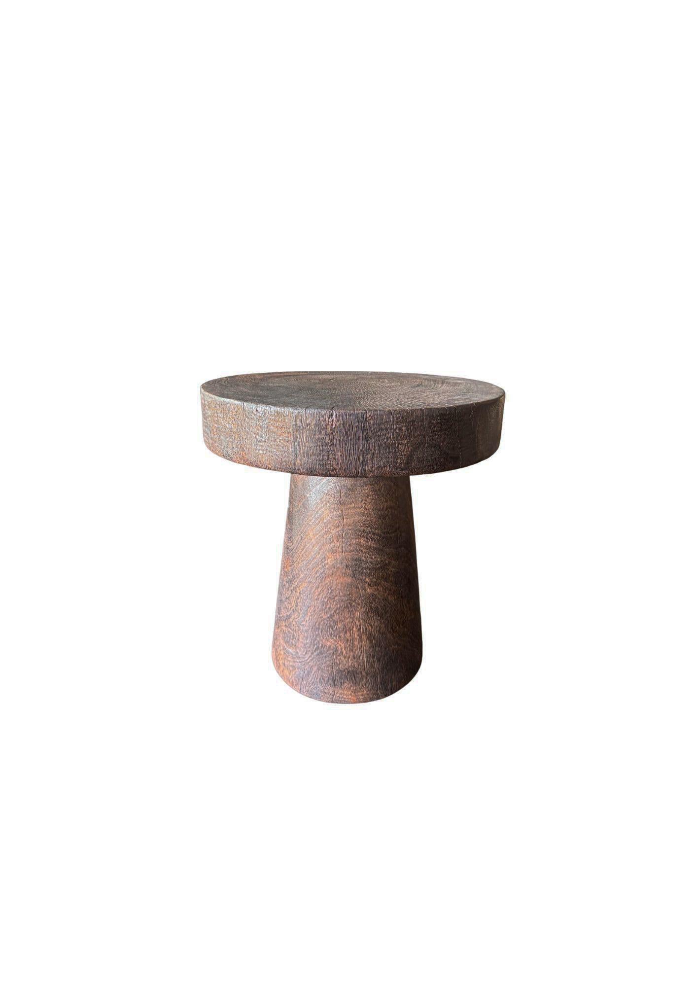 Organique Table d'appoint ronde en bois de suar, moderne et organique en vente
