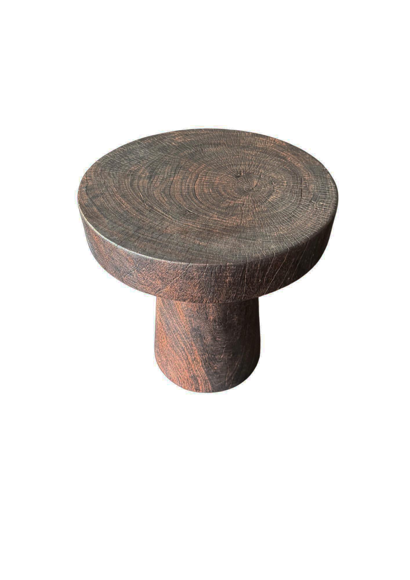 Indonésien Table d'appoint ronde en bois de suar, moderne et organique en vente
