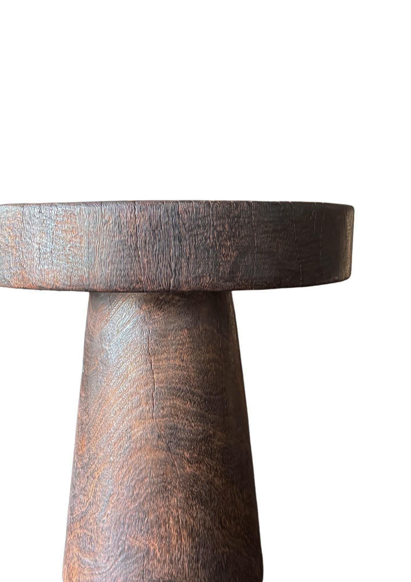 Fait main Table d'appoint ronde en bois de suar, moderne et organique en vente