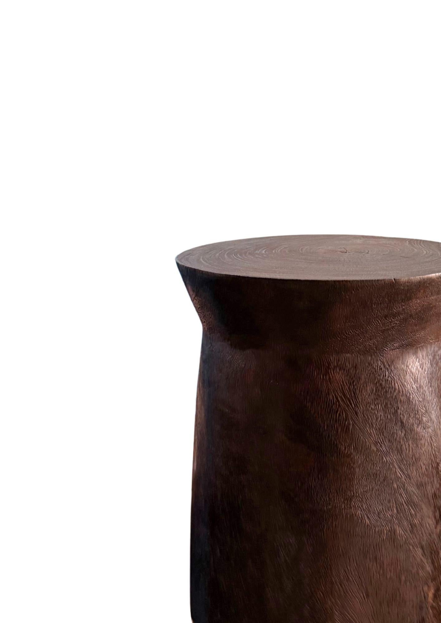 Mesa auxiliar redonda de madera de teca, acabado quemado, moderna y orgánica Moderno orgánico en venta