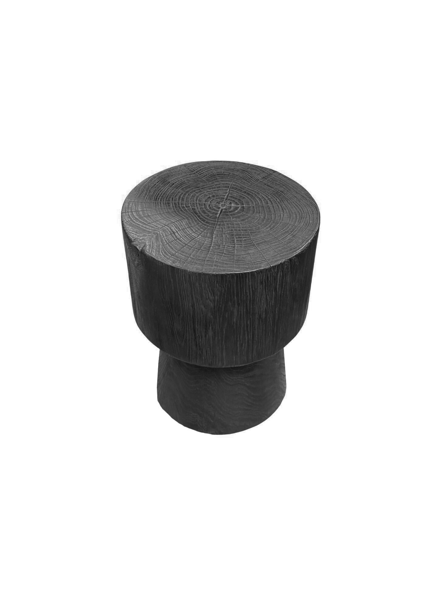 Organique Table d'appoint ronde en bois de teck, finition brûlée Modern Organic en vente