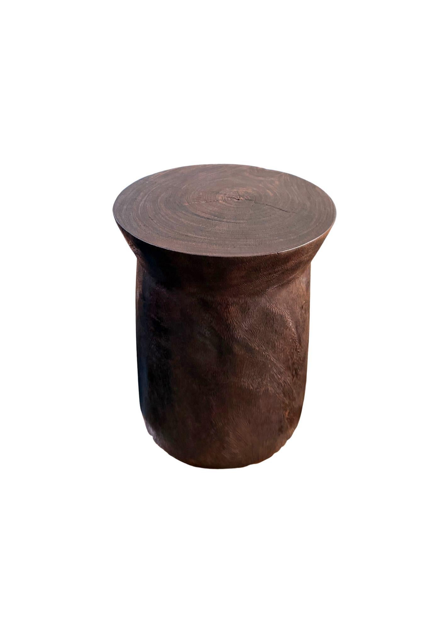 Mesa auxiliar redonda de madera de teca, acabado quemado, moderna y orgánica Indonesio en venta