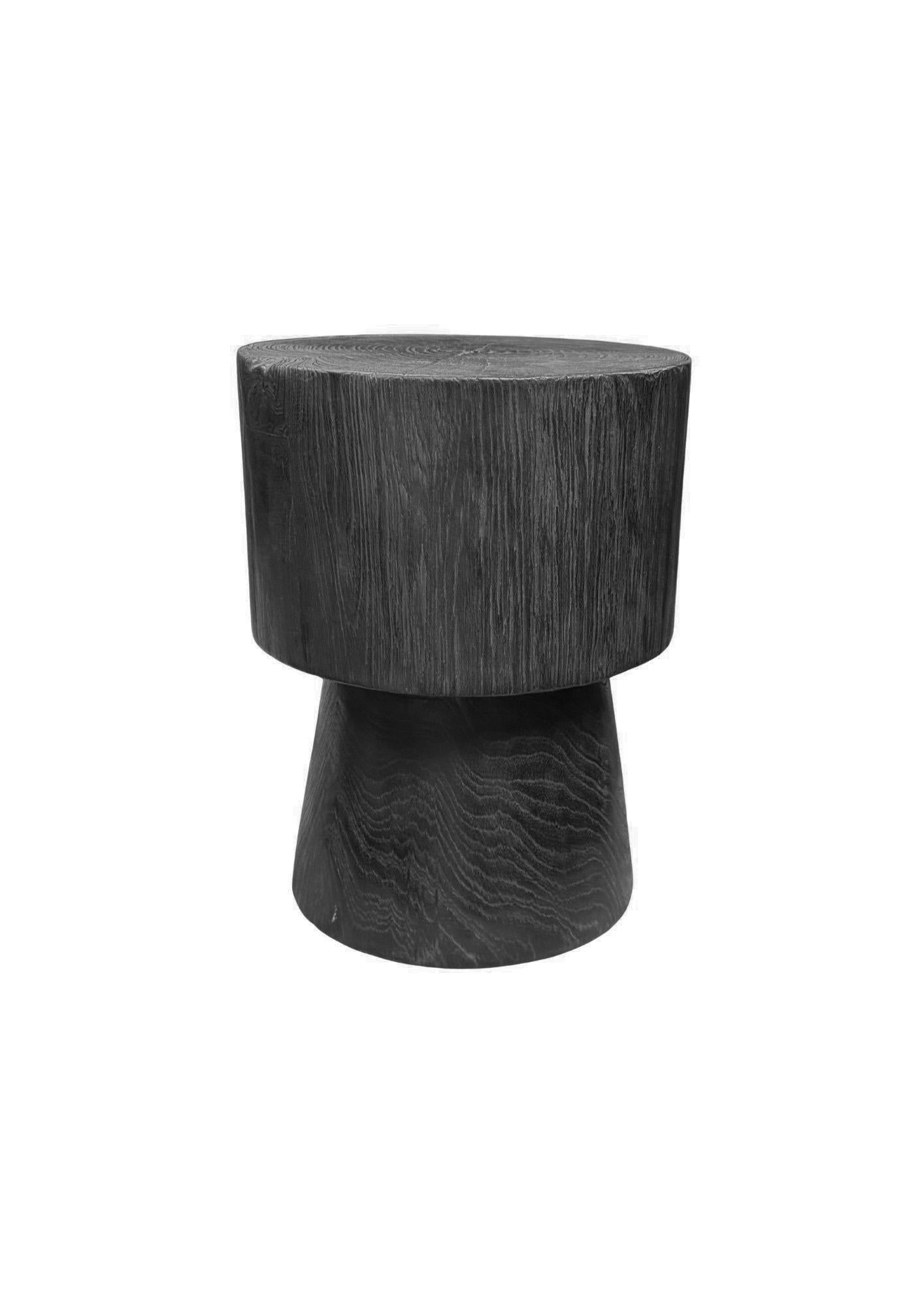 Indonésien Table d'appoint ronde en bois de teck, finition brûlée Modern Organic en vente