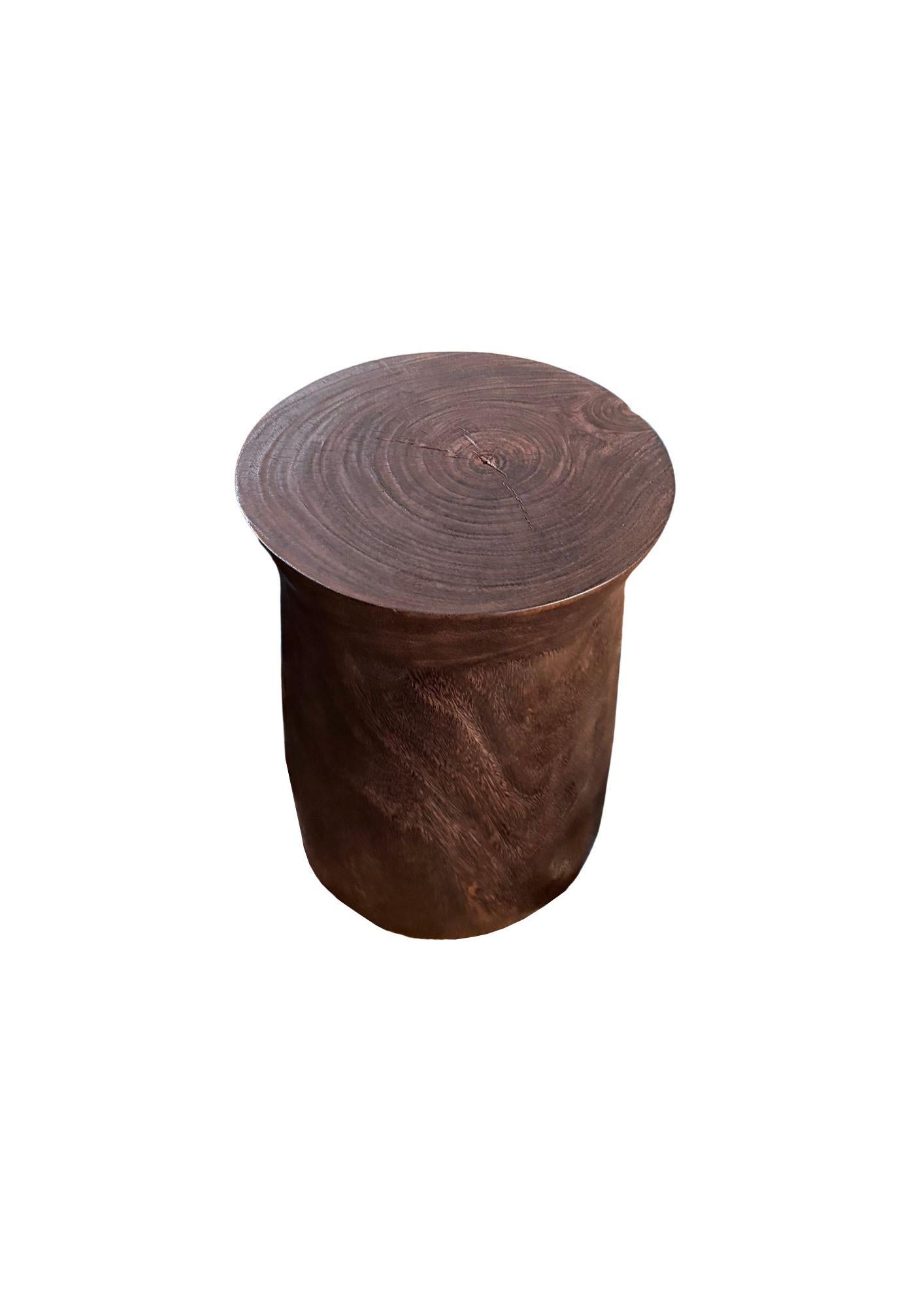Mesa auxiliar redonda de madera de teca, acabado quemado, moderna y orgánica en Bueno estado para la venta en Jimbaran, Bali