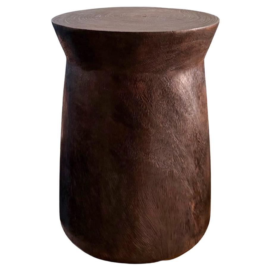 Mesa auxiliar redonda de madera de teca, acabado quemado, moderna y orgánica en venta