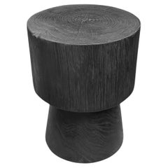 Runder Beistelltisch aus Teakholz, gebranntes Finish Modern Organic