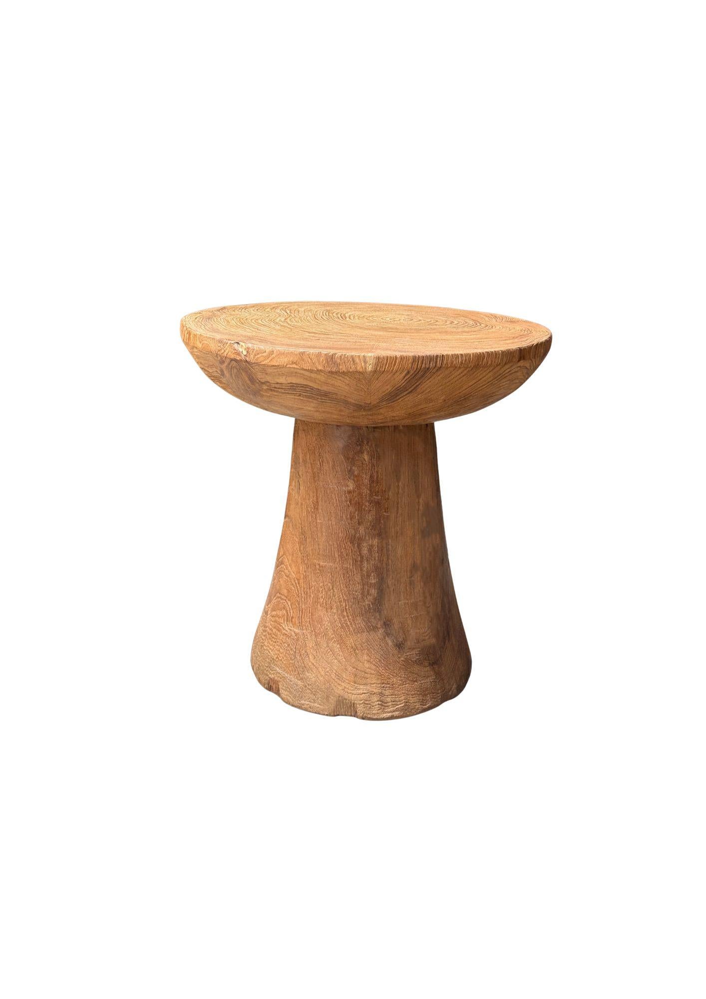 Una mesa auxiliar redonda maravillosamente orgánica. Su pigmento neutro y su sutil textura de madera lo hacen perfecto para cualquier espacio. Una pieza única, escultural y versátil que sin duda suscitará conversación. Esta mesa se fabricó con