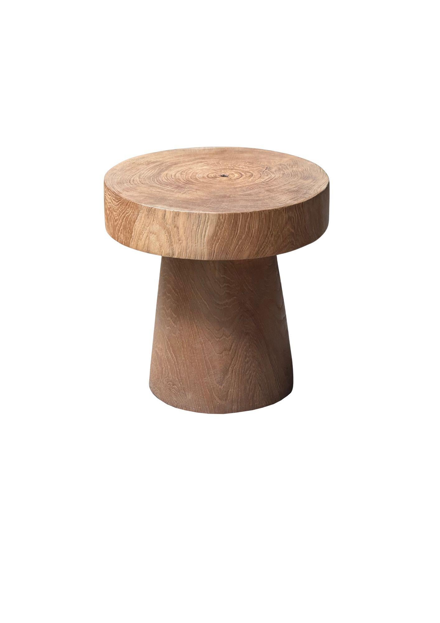 Una mesa auxiliar redonda maravillosamente orgánica. Su pigmento neutro y su sutil textura de madera lo hacen perfecto para cualquier espacio. Una pieza única, escultural y versátil que sin duda suscitará conversación. Esta mesa se fabricó con