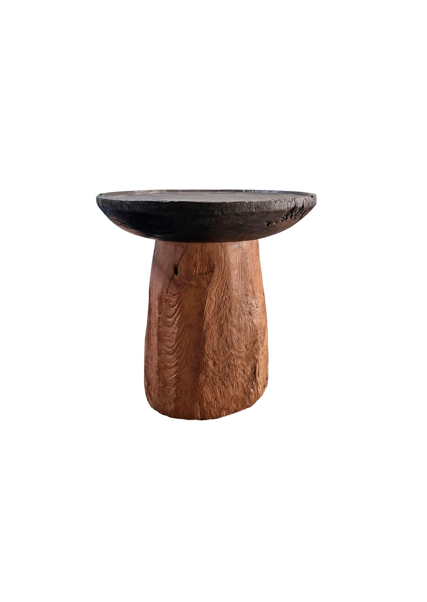 Une table d'appoint ronde merveilleusement organique. Son pigment neutre et sa texture boisée subtile s'intègrent parfaitement à tous les espaces. Une pièce sculpturale unique et polyvalente qui ne manquera pas de susciter la conversation. Cette