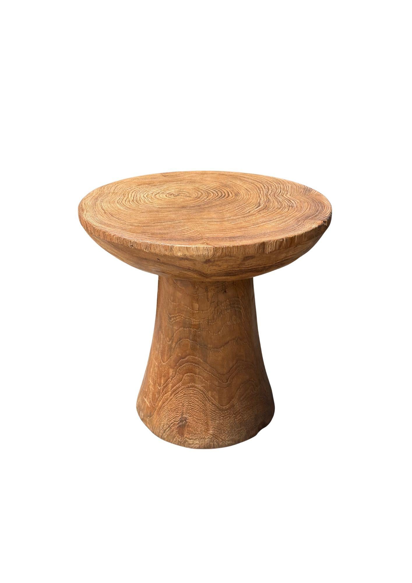 Mesa auxiliar redonda de madera de teca, moderna y orgánica Moderno orgánico en venta