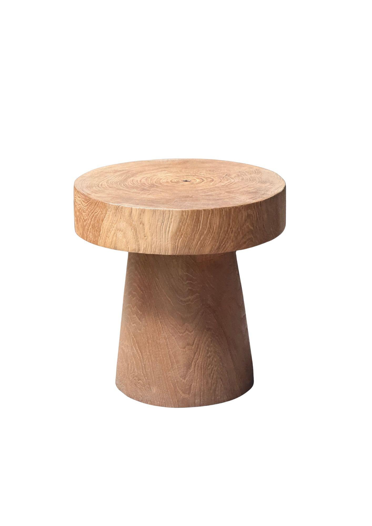 Mesa auxiliar redonda de madera de teca, moderna y orgánica Moderno orgánico en venta