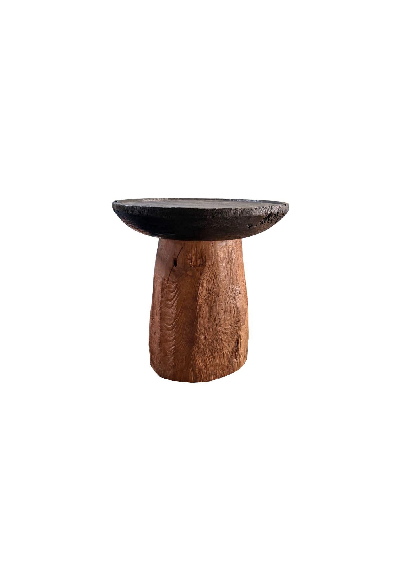 Organique Table d'appoint ronde en bois de teck, moderne et organique en vente