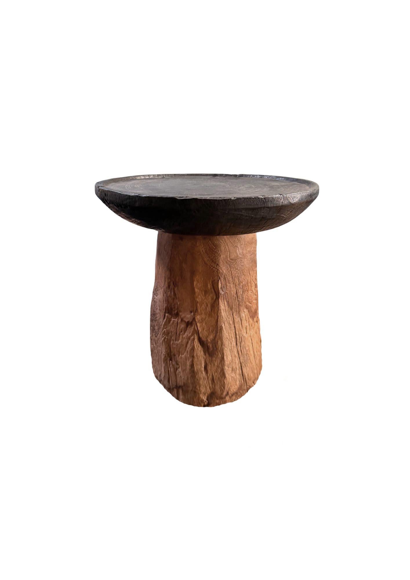 Indonésien Table d'appoint ronde en bois de teck, moderne et organique en vente