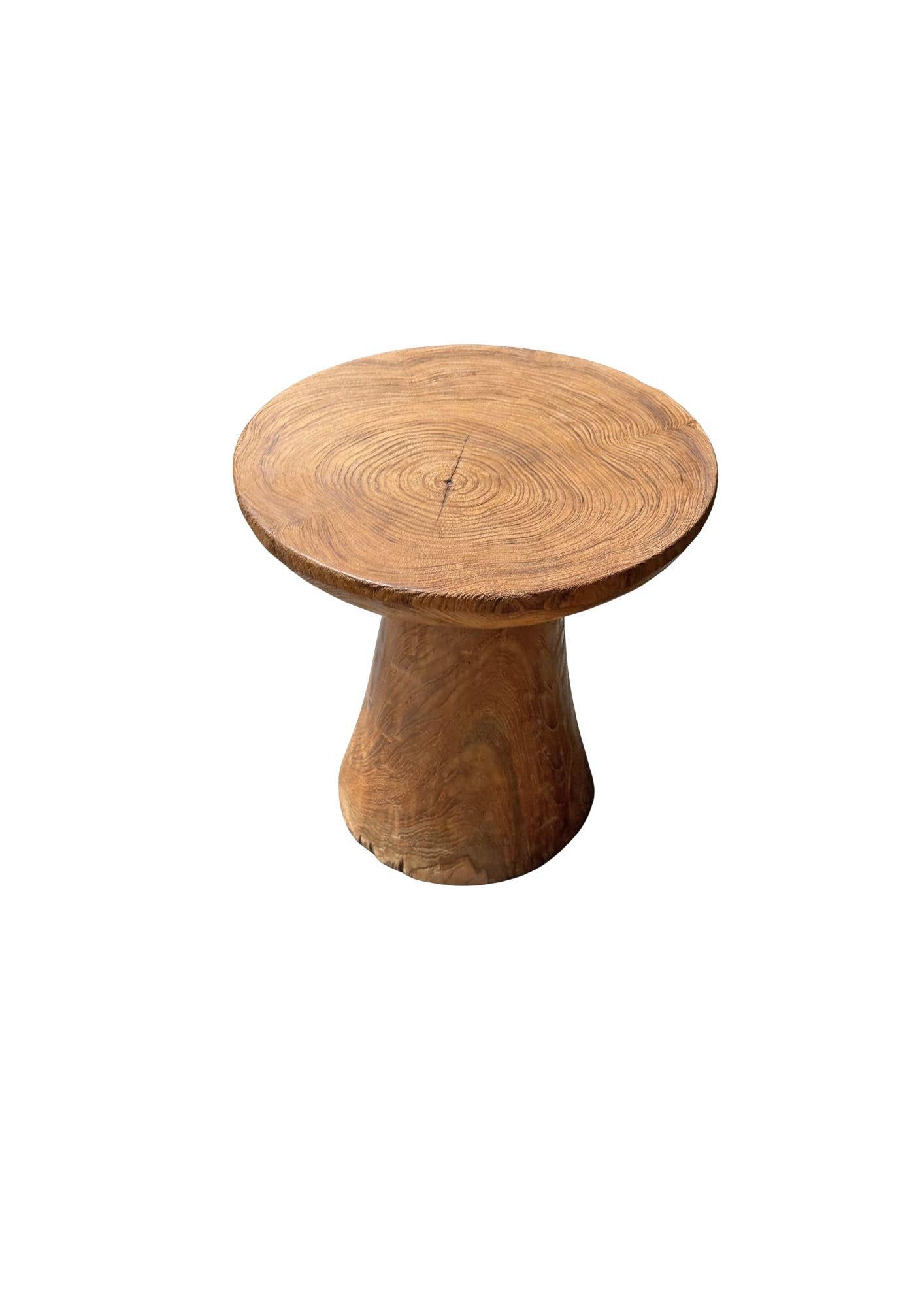 Mesa auxiliar redonda de madera de teca, moderna y orgánica Hecho a mano en venta