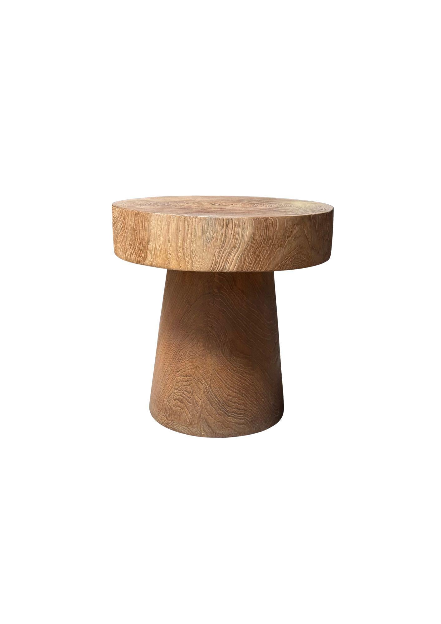 Mesa auxiliar redonda de madera de teca, moderna y orgánica Hecho a mano en venta