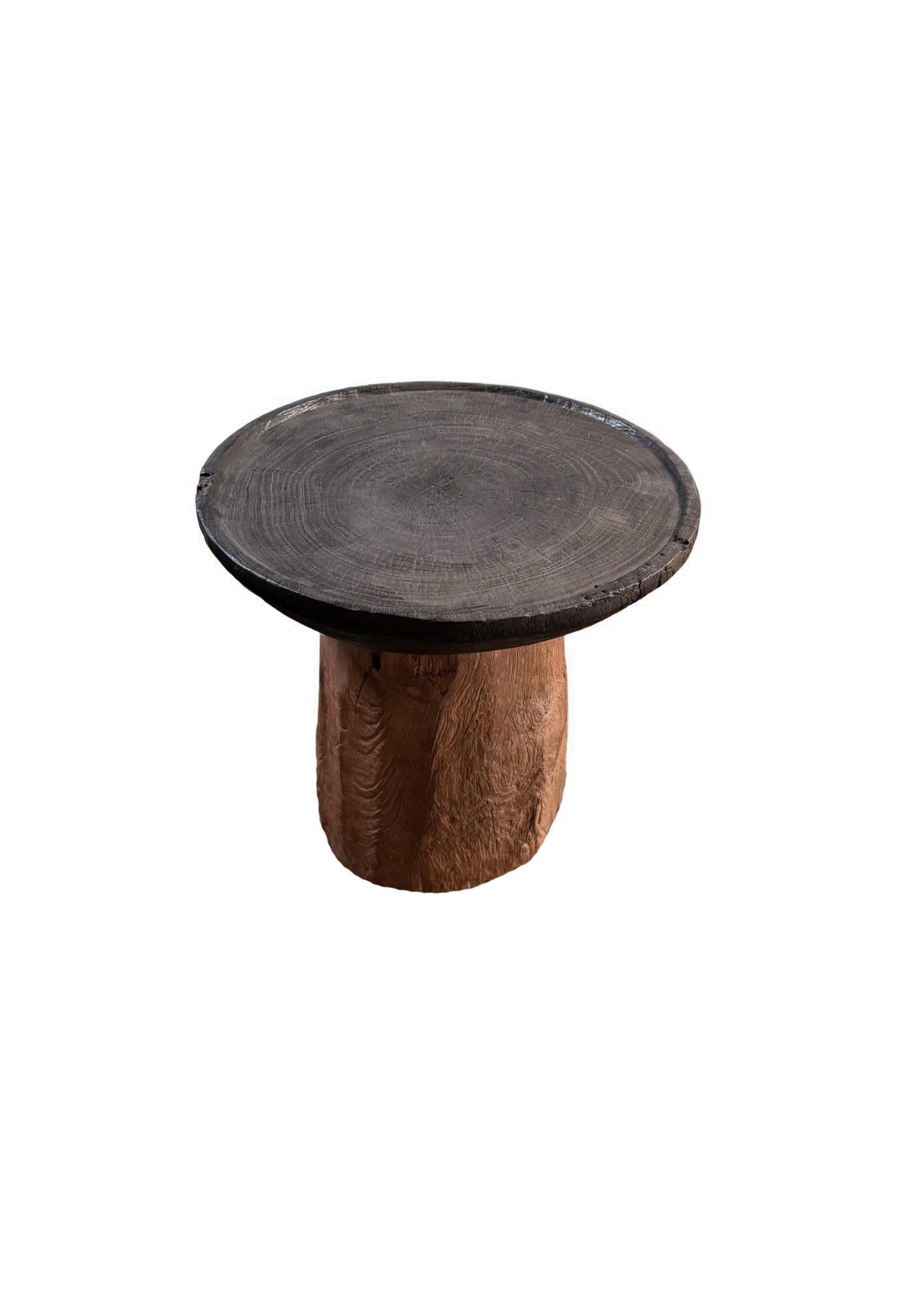 Fait main Table d'appoint ronde en bois de teck, moderne et organique en vente