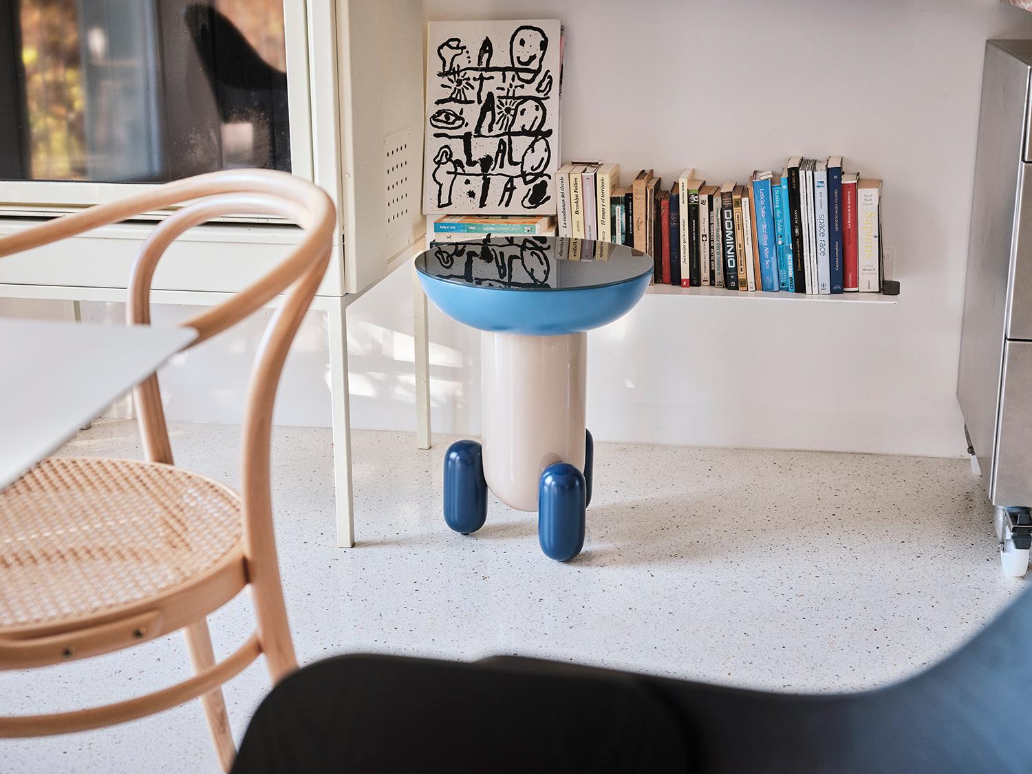 Moderne Table d'appoint ronde Explorer de Jaime Hayon biege et fibre de verre laqué bleu  en vente