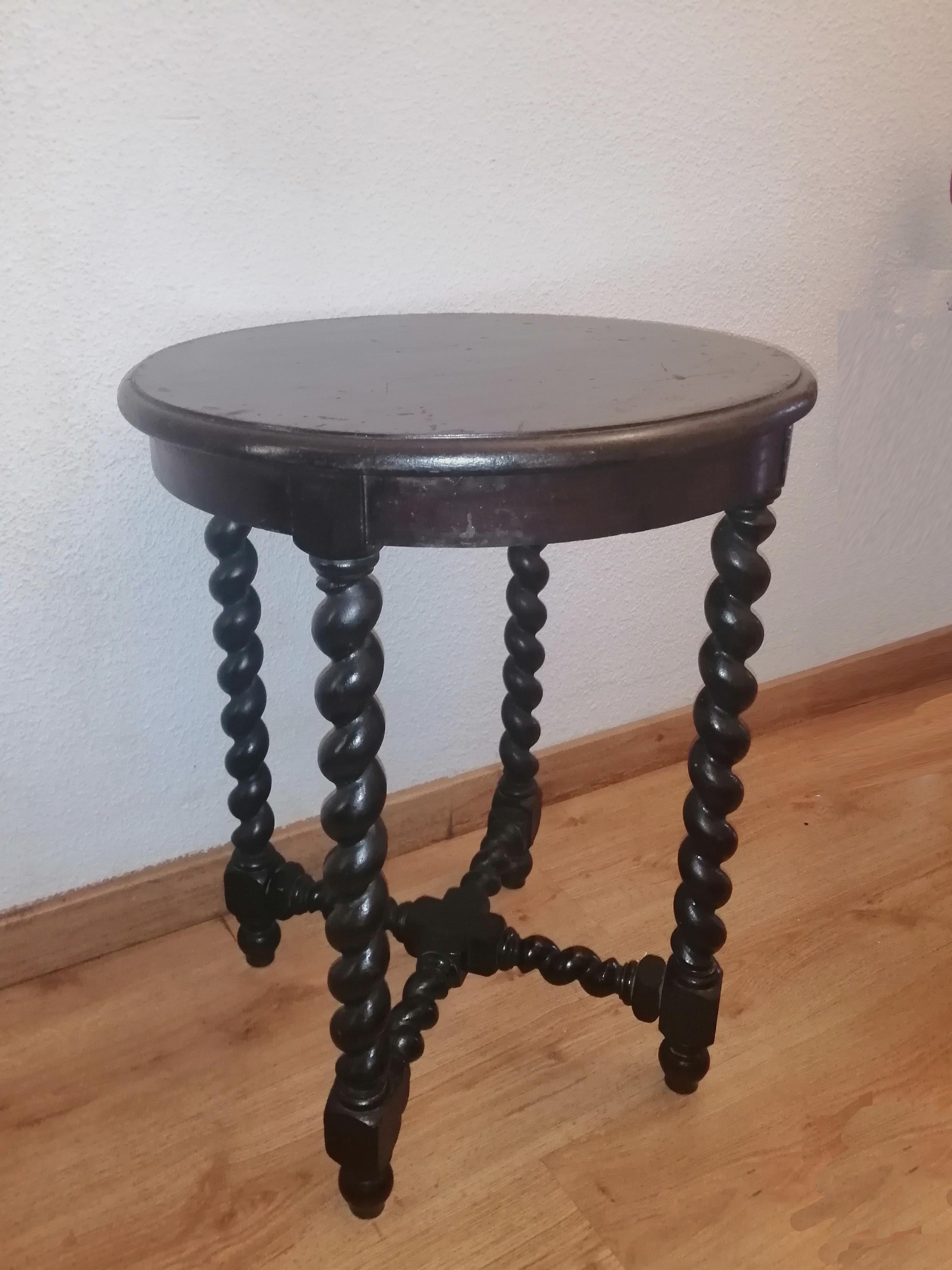 Round table antique of the 19th century. Wood with features barley twist legs 

This table  is higher than the auxiliary tables of the same style, it is the height of a table of ordinary size, type table.Compare in the last photo

This table is