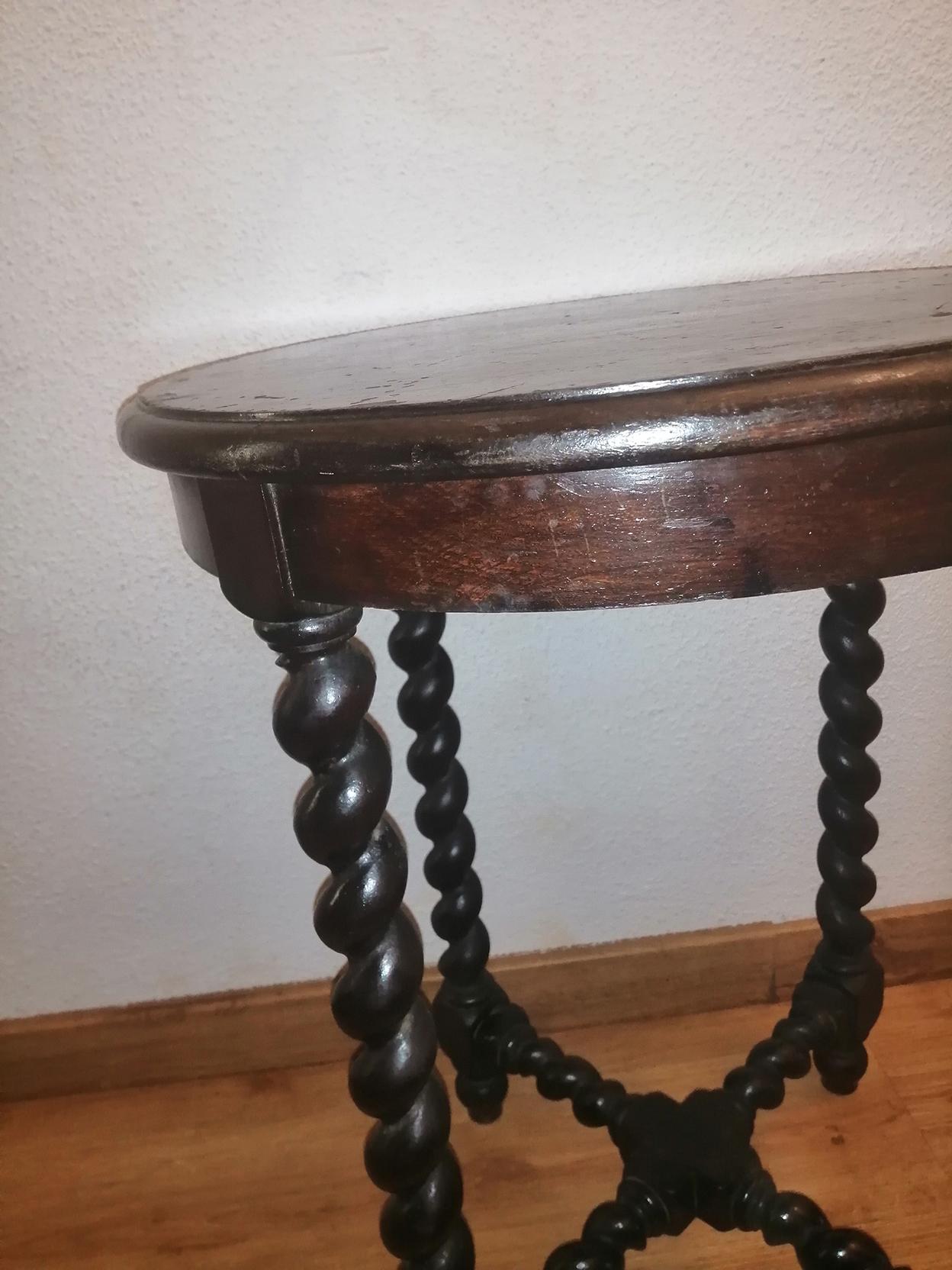 Round Side Table Features Barley Twist Legs In Good Condition In Mombuey, Zamora