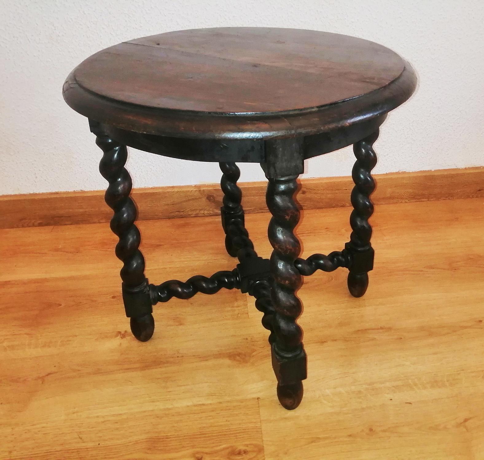 twist leg table