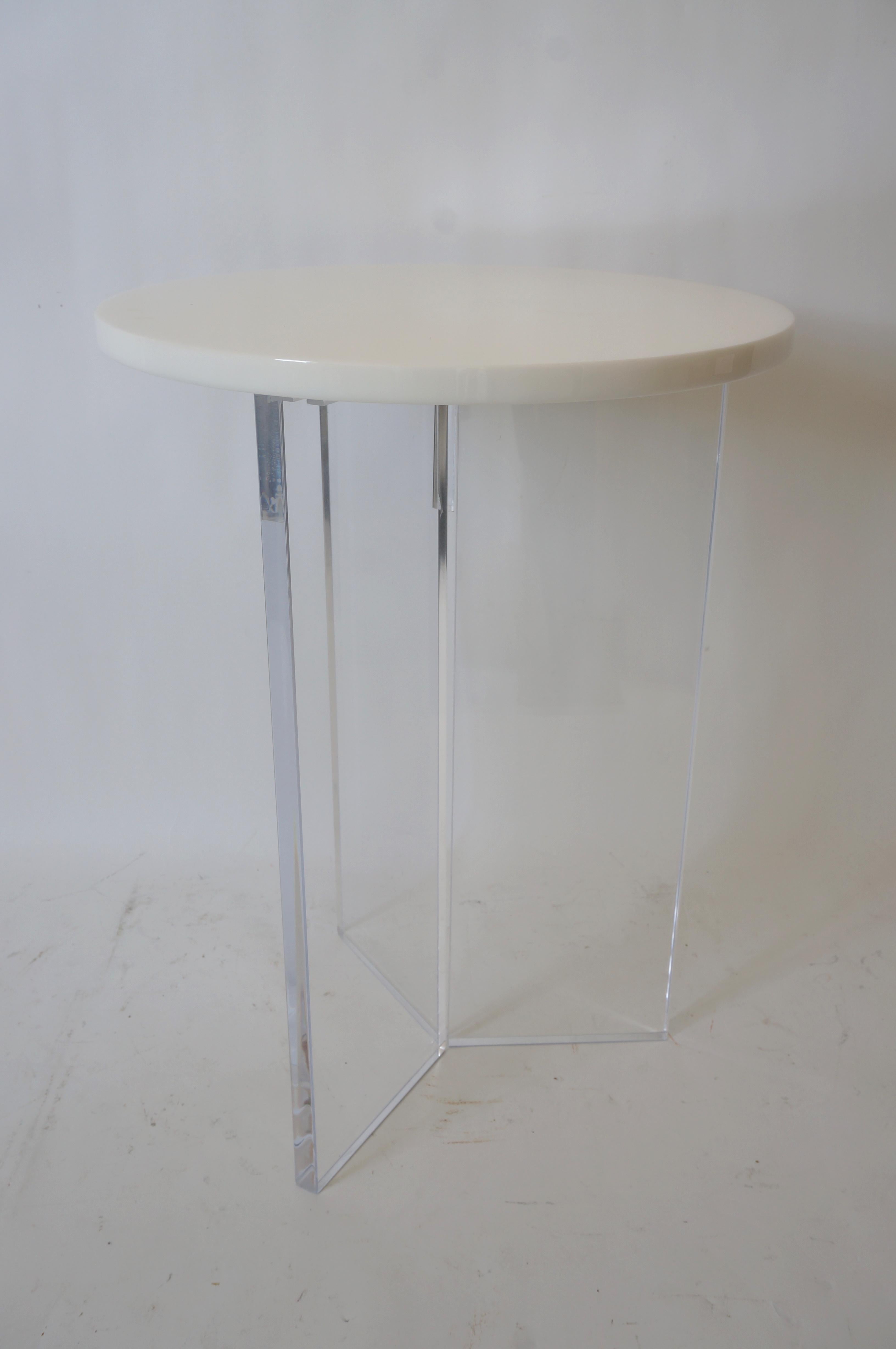 Moderne Table d'appoint ronde en lucite transparente et blanche en vente