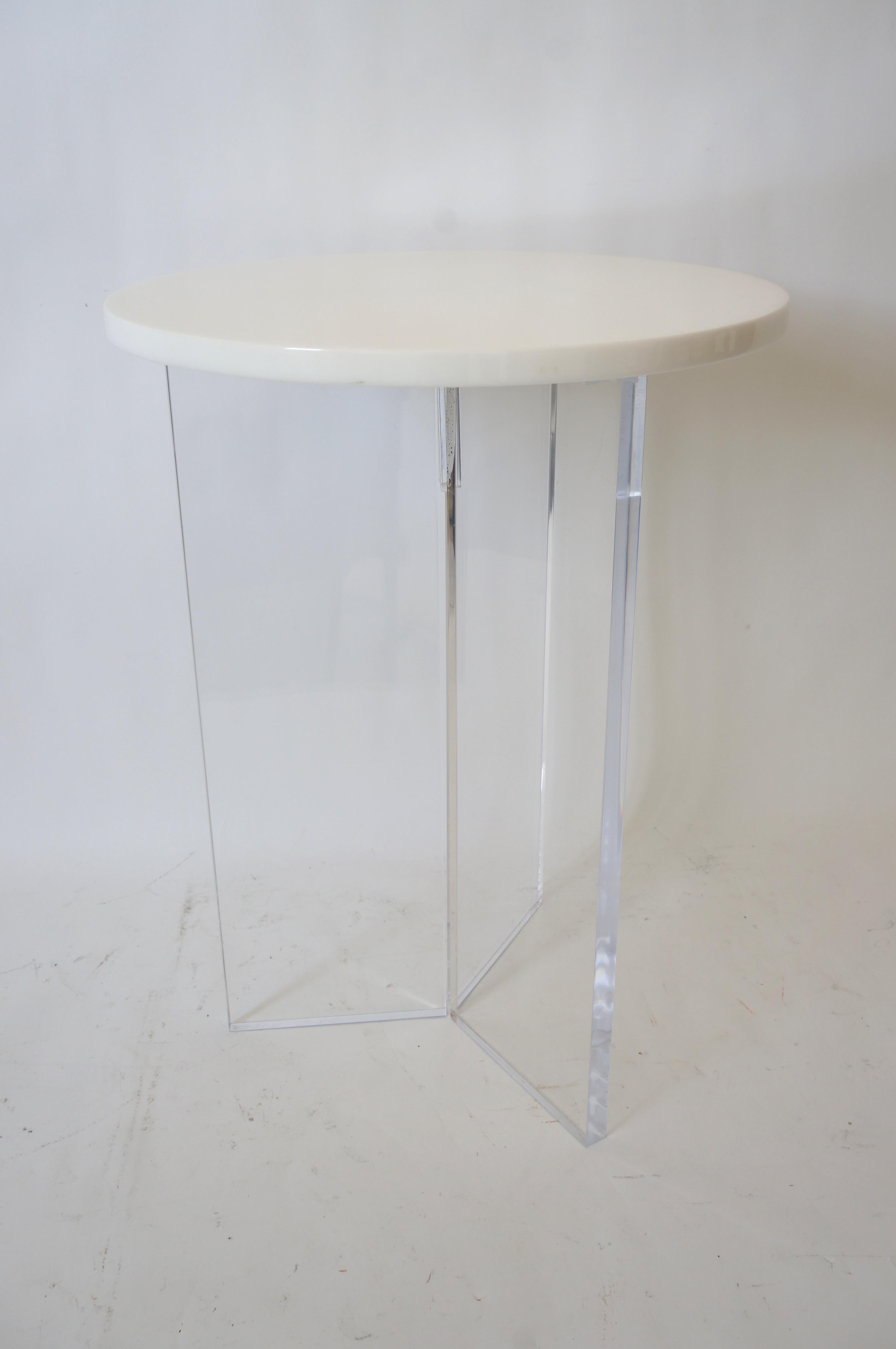 Hand-Crafted Round Side Table in Clear and White Luicte For Sale