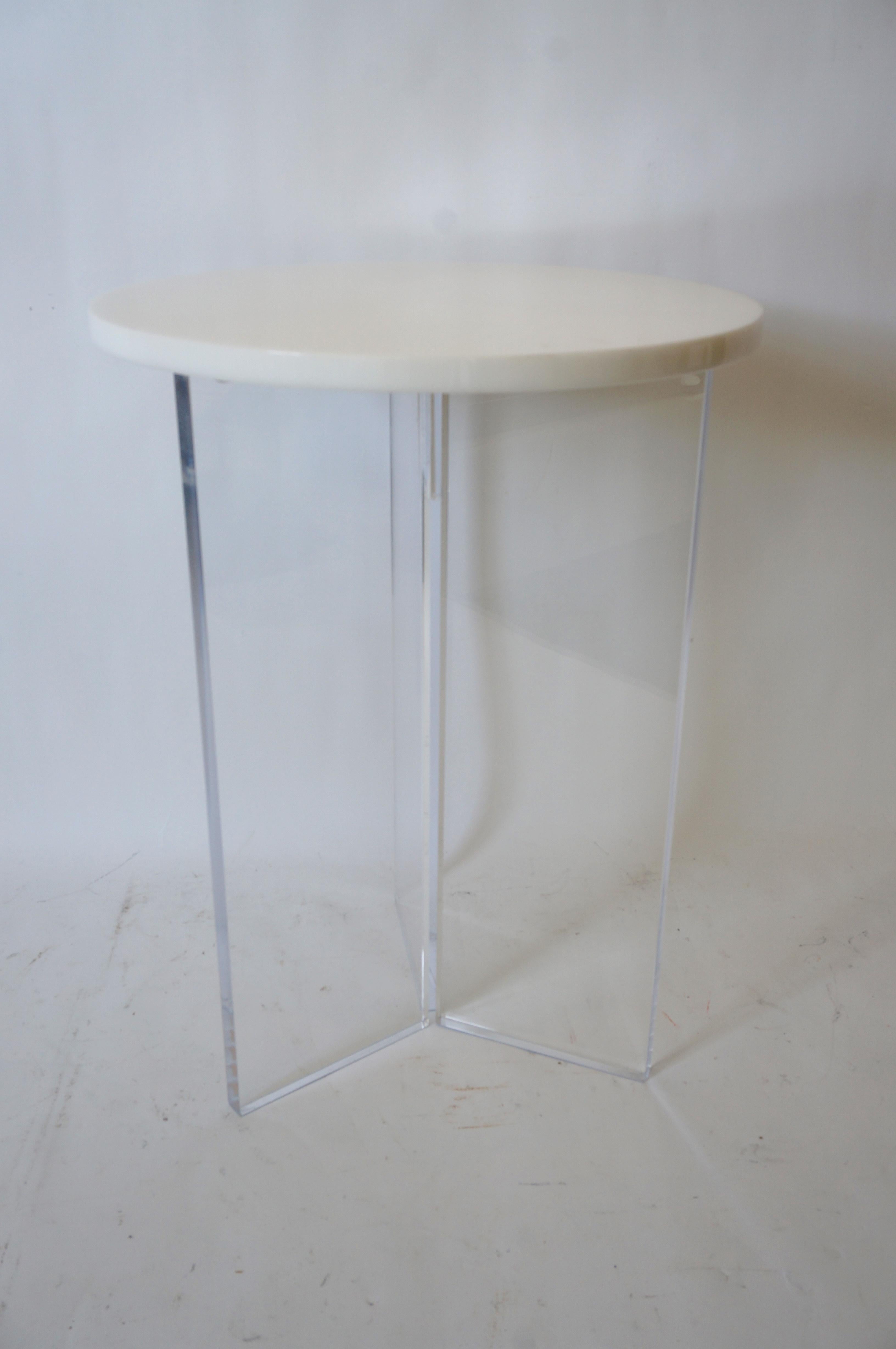Round Side Table in Clear and White Luicte In Good Condition For Sale In West Palm Beach, FL