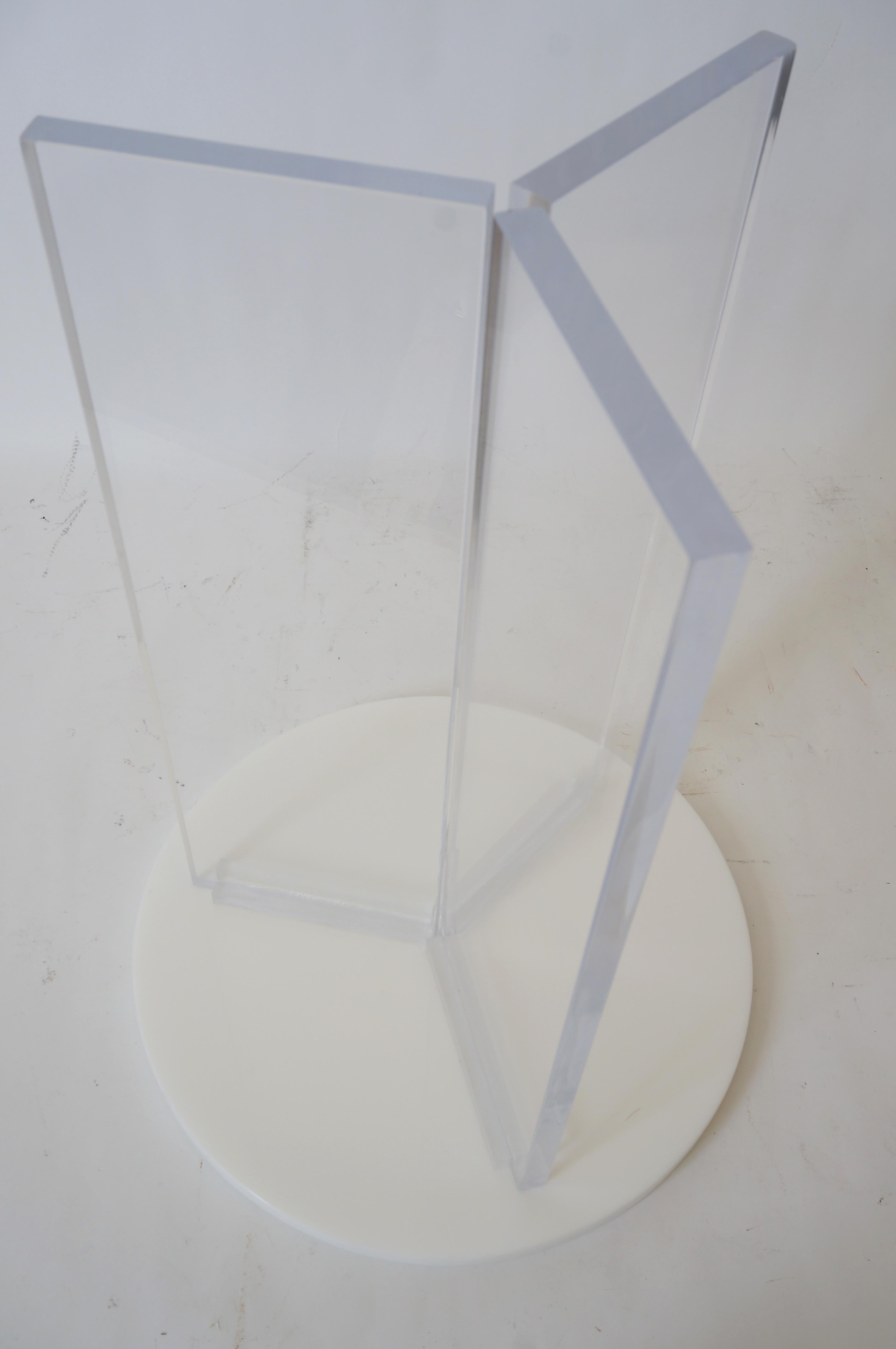 XXIe siècle et contemporain Table d'appoint ronde en lucite transparente et blanche en vente