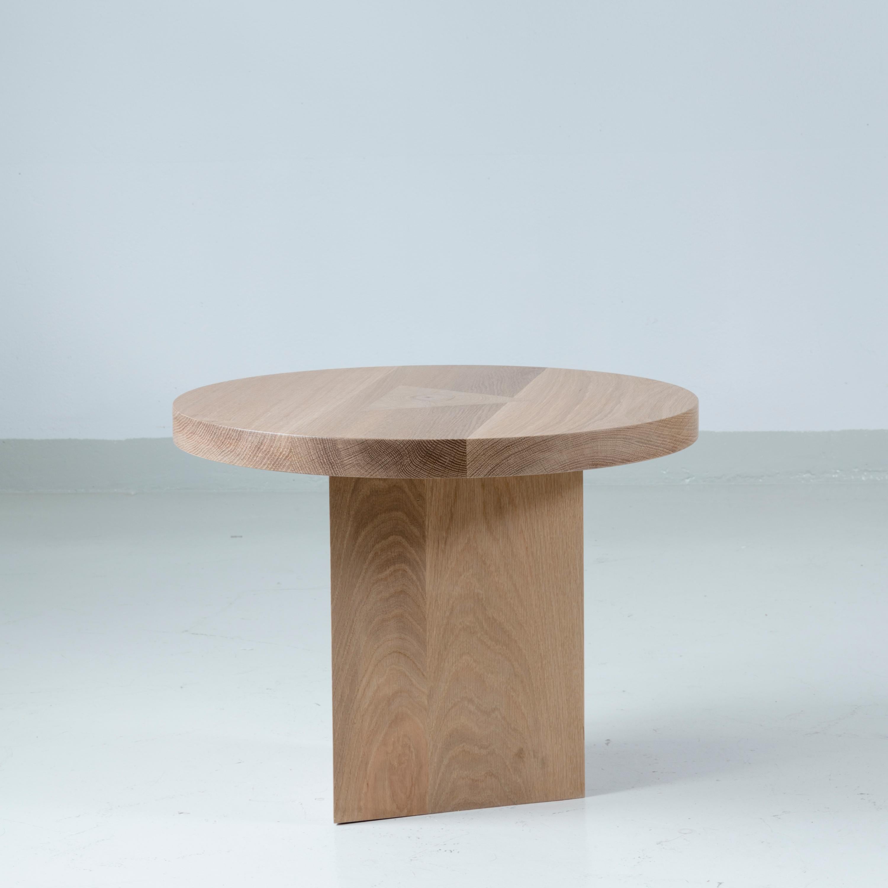 Américain Table d'appoint ronde en chêne avec incrustation par Tinatin Kilaberize en vente