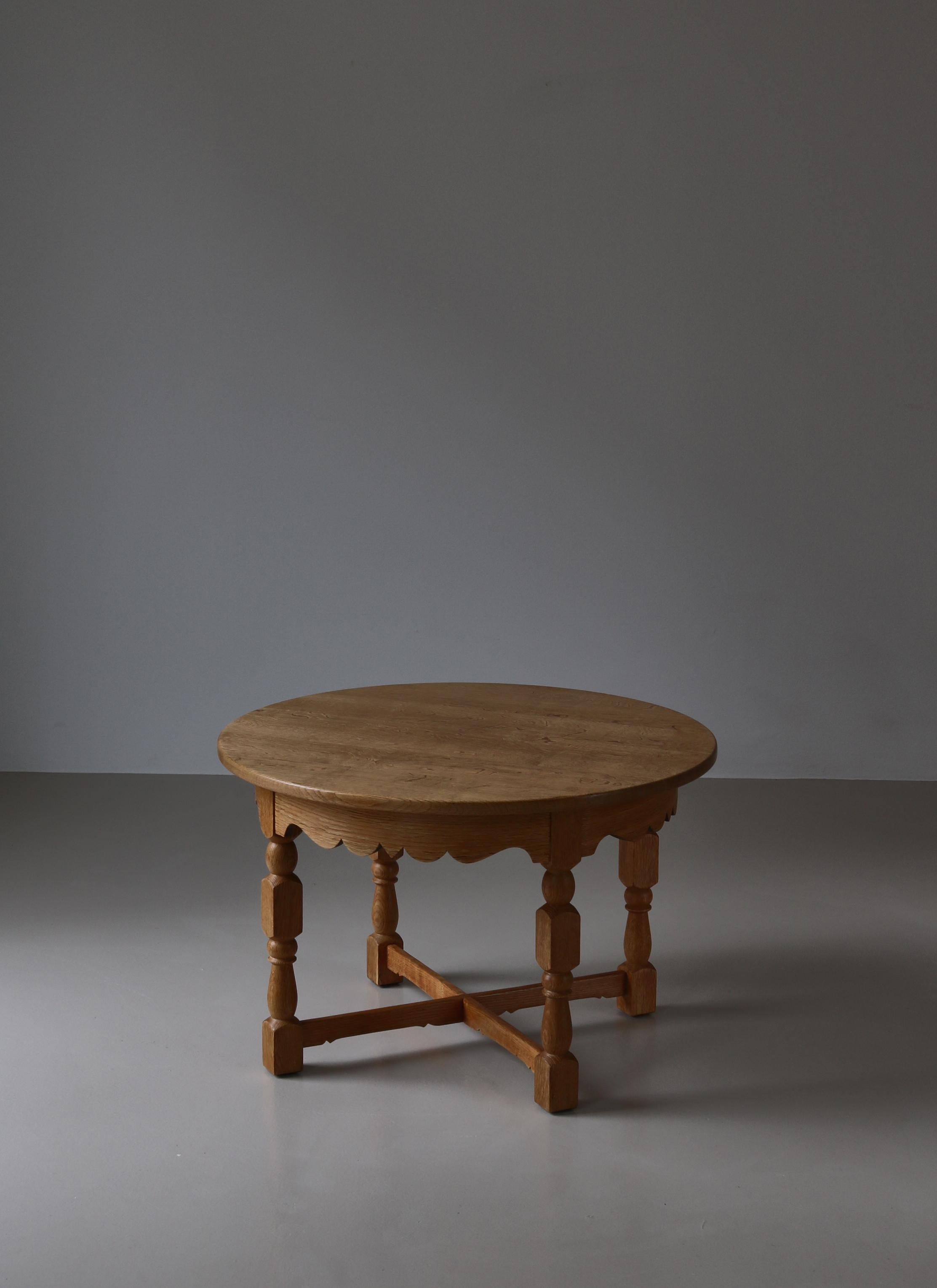 Scandinave moderne Table d'appoint ronde en Oak Oak scié par Henry Kjærnulf, années 1960, Danemark en vente
